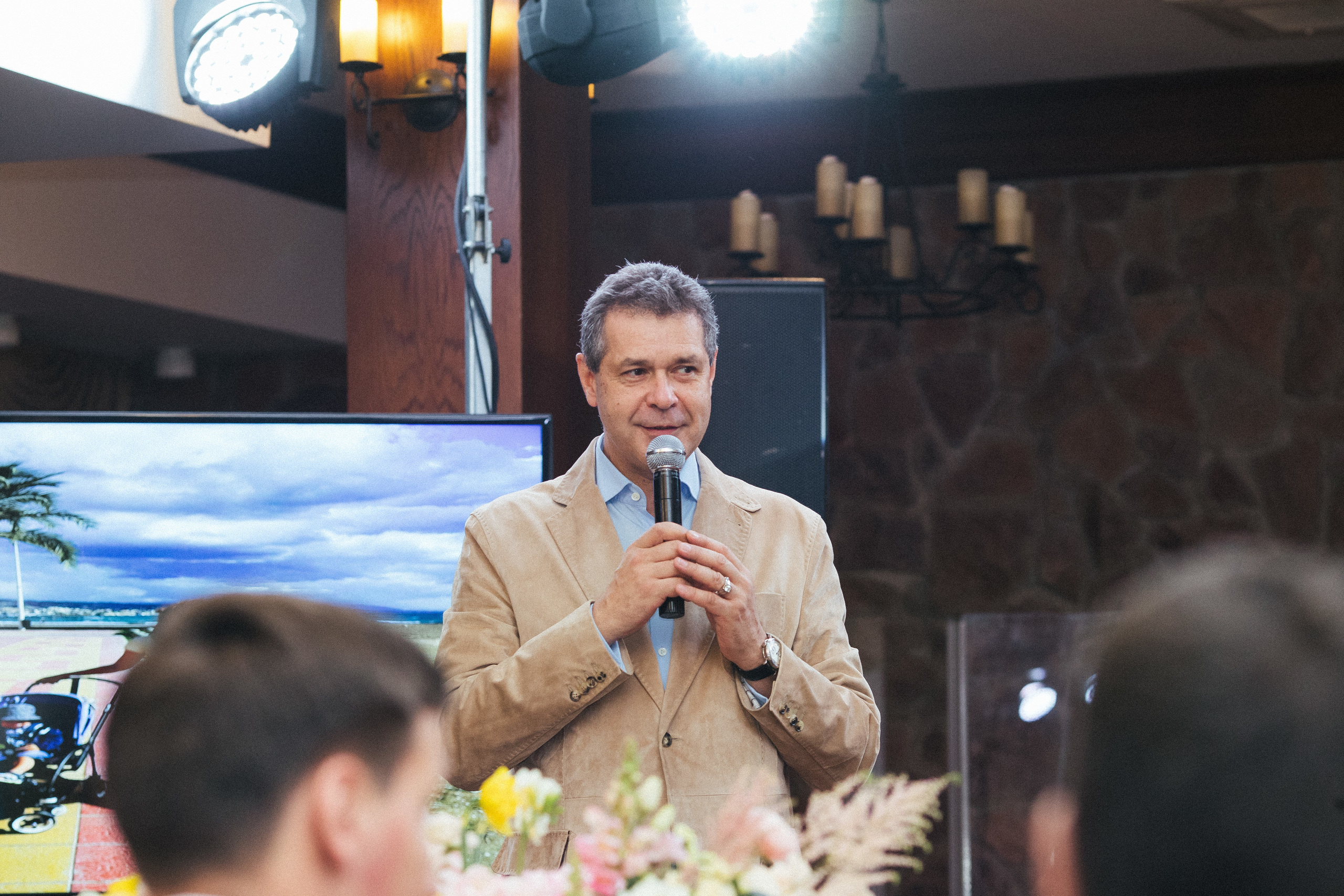 Юбилей. Фотосъёмка юбилея с дополнительным светом. КонТайм: профессиональная съемка для организаций