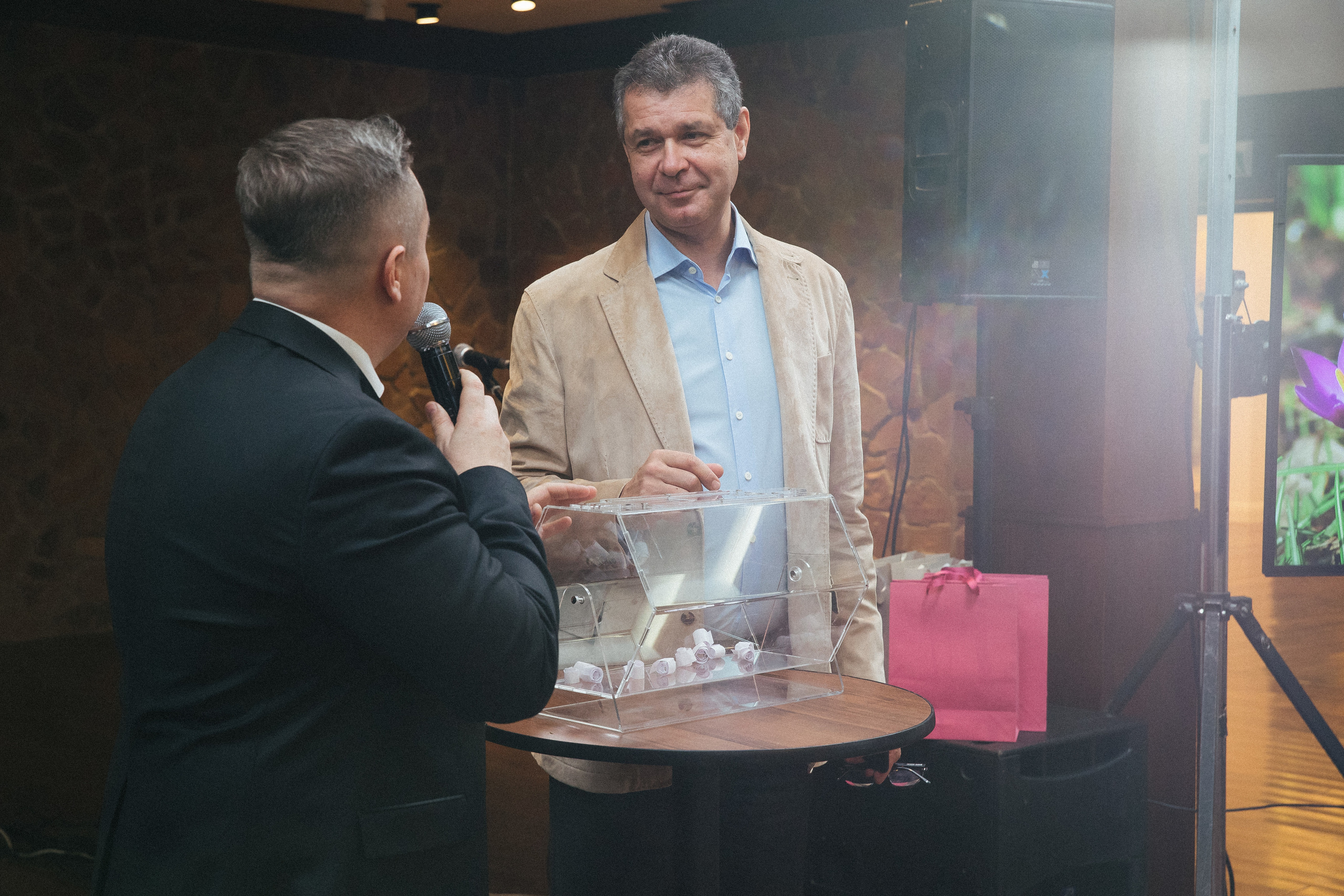 Юбилей. Фотосъёмка юбилея с дополнительным светом. КонТайм: профессиональная съемка для организаций