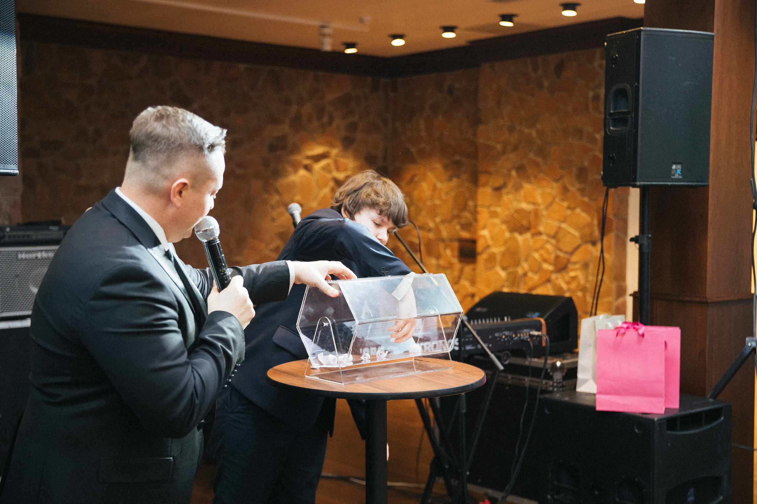 Юбилей. Фотосъёмка юбилея с дополнительным светом. КонТайм: профессиональная съемка для организаций