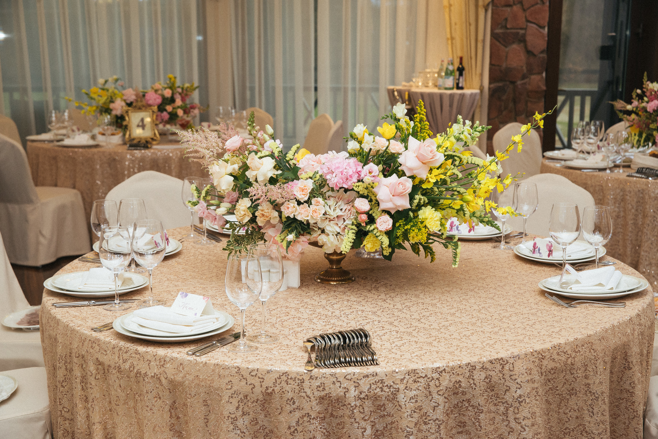 Юбилей. Фотосъёмка юбилея с дополнительным светом. КонТайм: профессиональная съемка для организаций