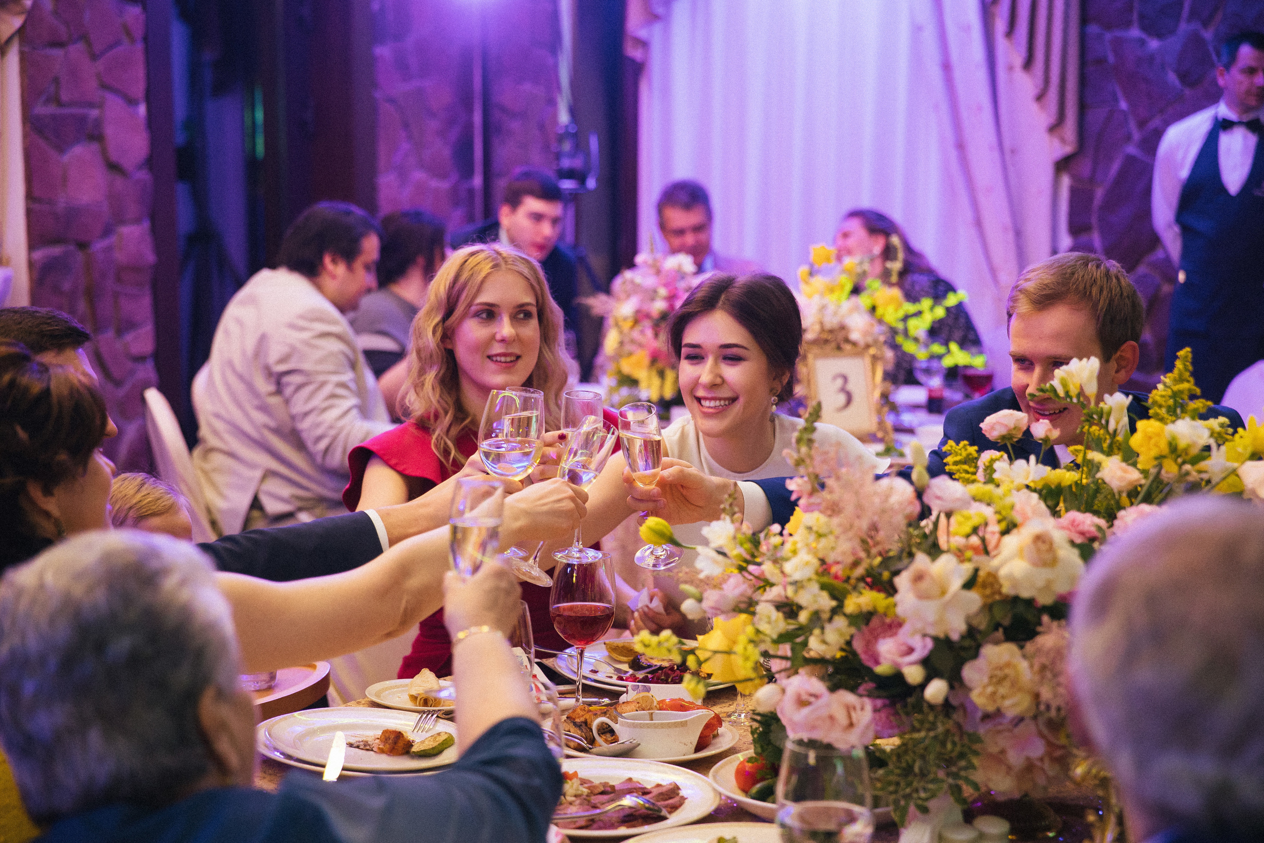 Юбилей. Фотосъёмка юбилея с дополнительным светом. КонТайм: профессиональная съемка для организаций