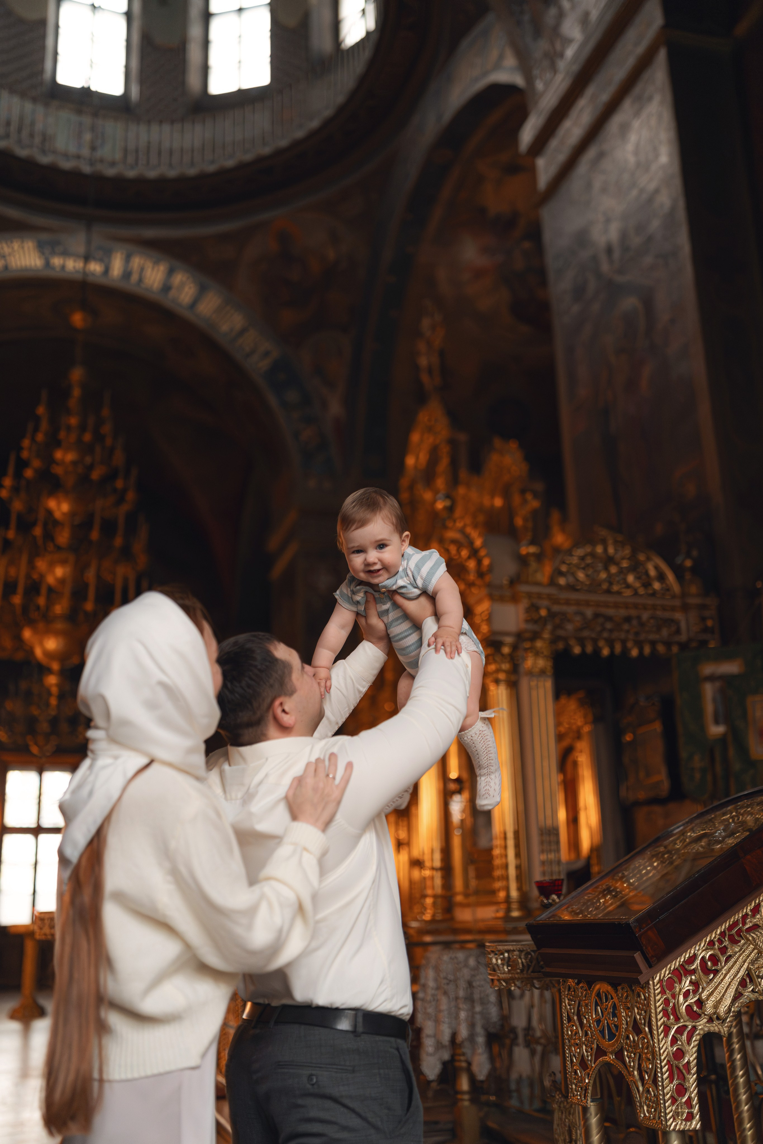 Крещение девочки в Храме Воскресения Словущего в Даниловской Слободе. Семейный фотограф в Москве 📸
