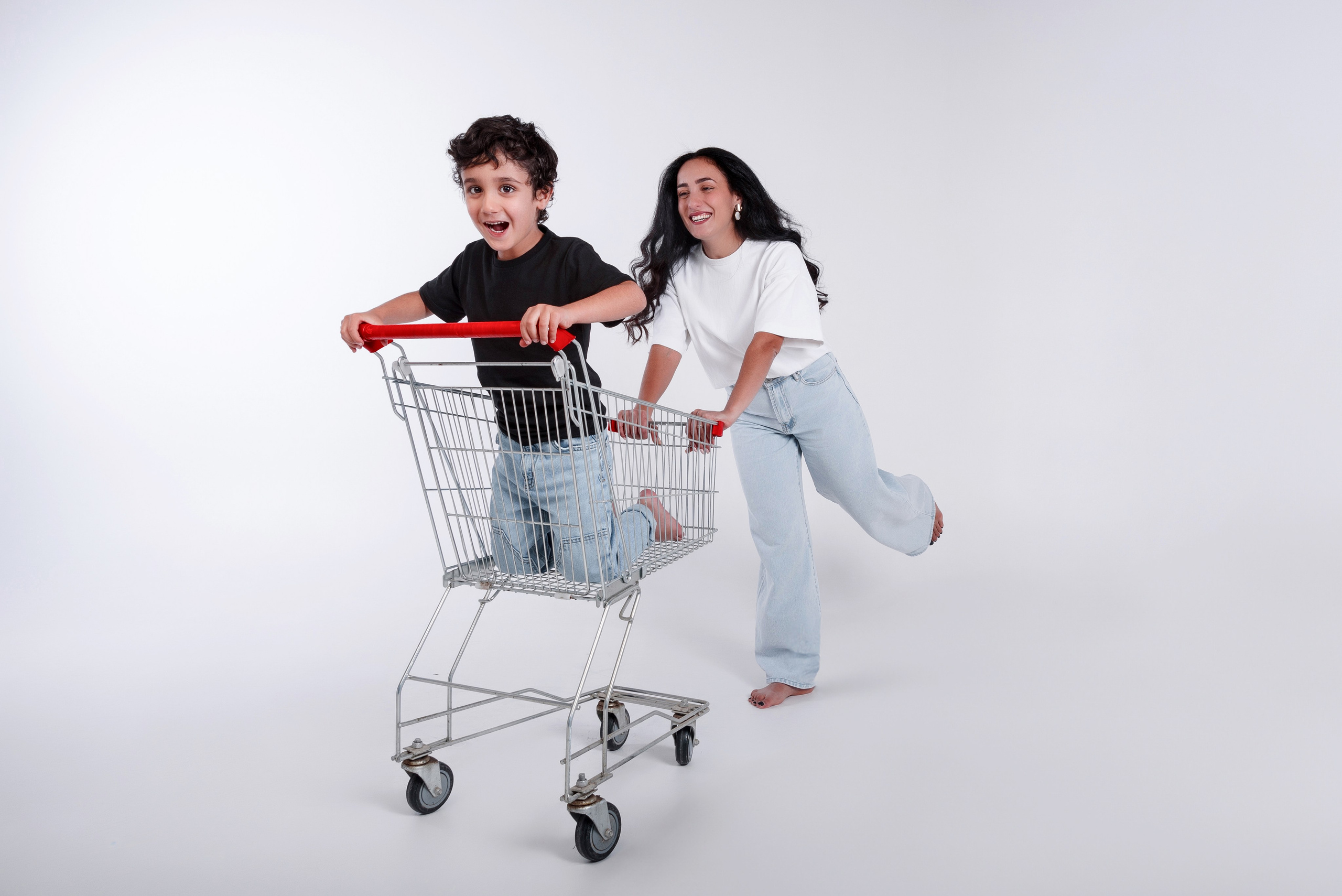 Мама с ребёнком. Студийная фотосессия на циклораме, на белом фоне. Сочи