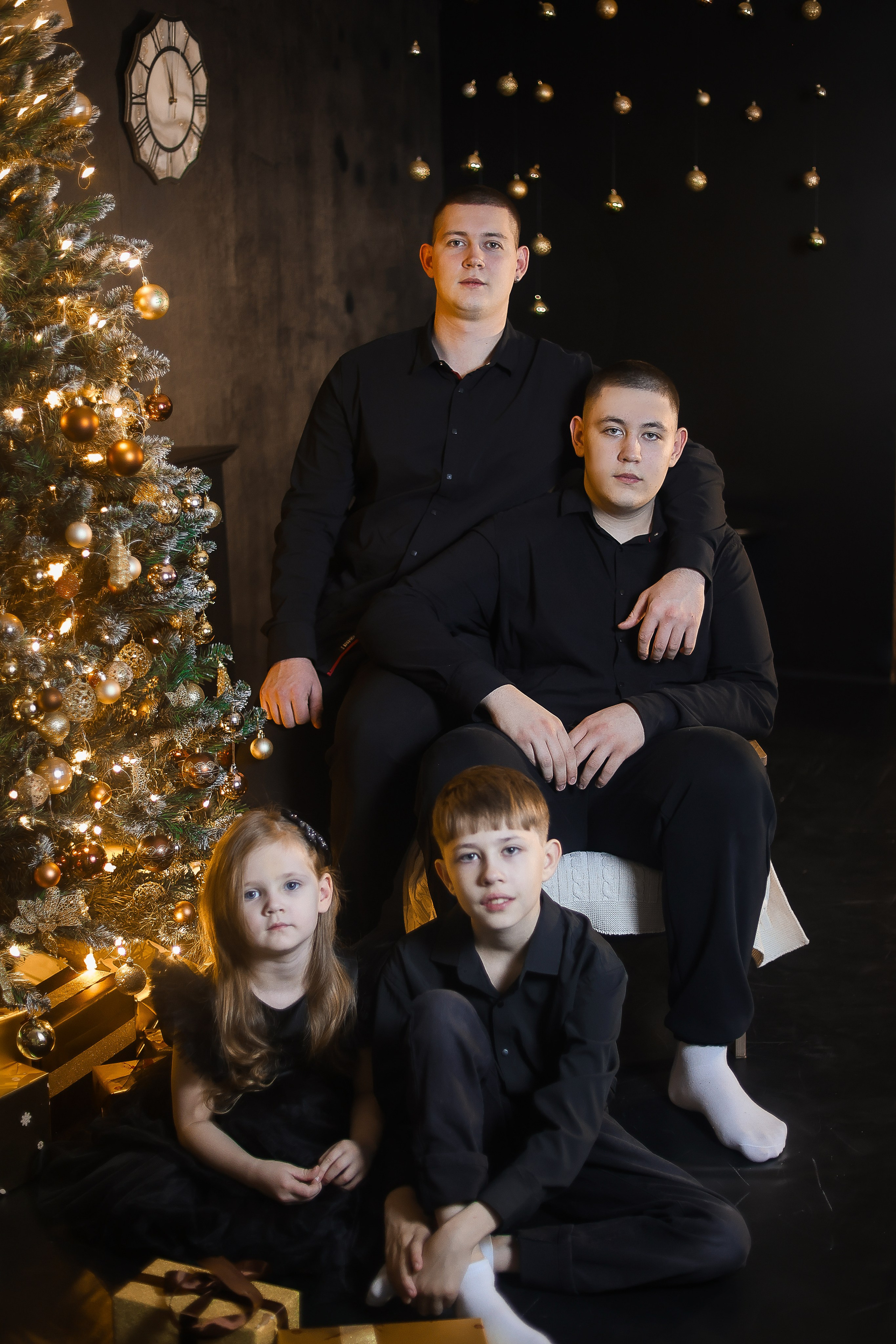 Семейные фотосессии студийные; новогодние, тематические, домашние и тд. Выпускные альбомы для школ и Детских садов в Барнауле /Выпускные/Свадебные/Детские/Семейные и др. виды съёмок /Фотограф Вера Валейко