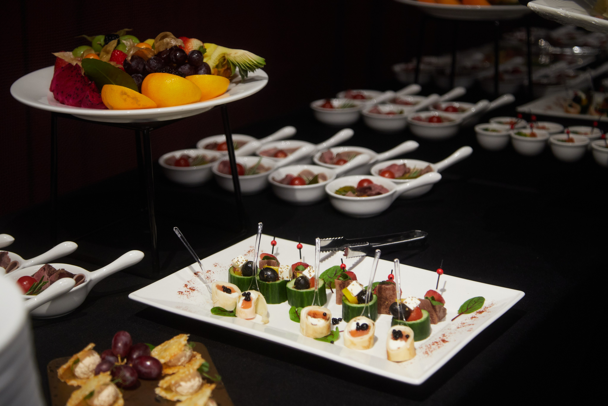 Кейтеринг  — фуд-фотография: Ассорти мини-бутербродов крупным планом