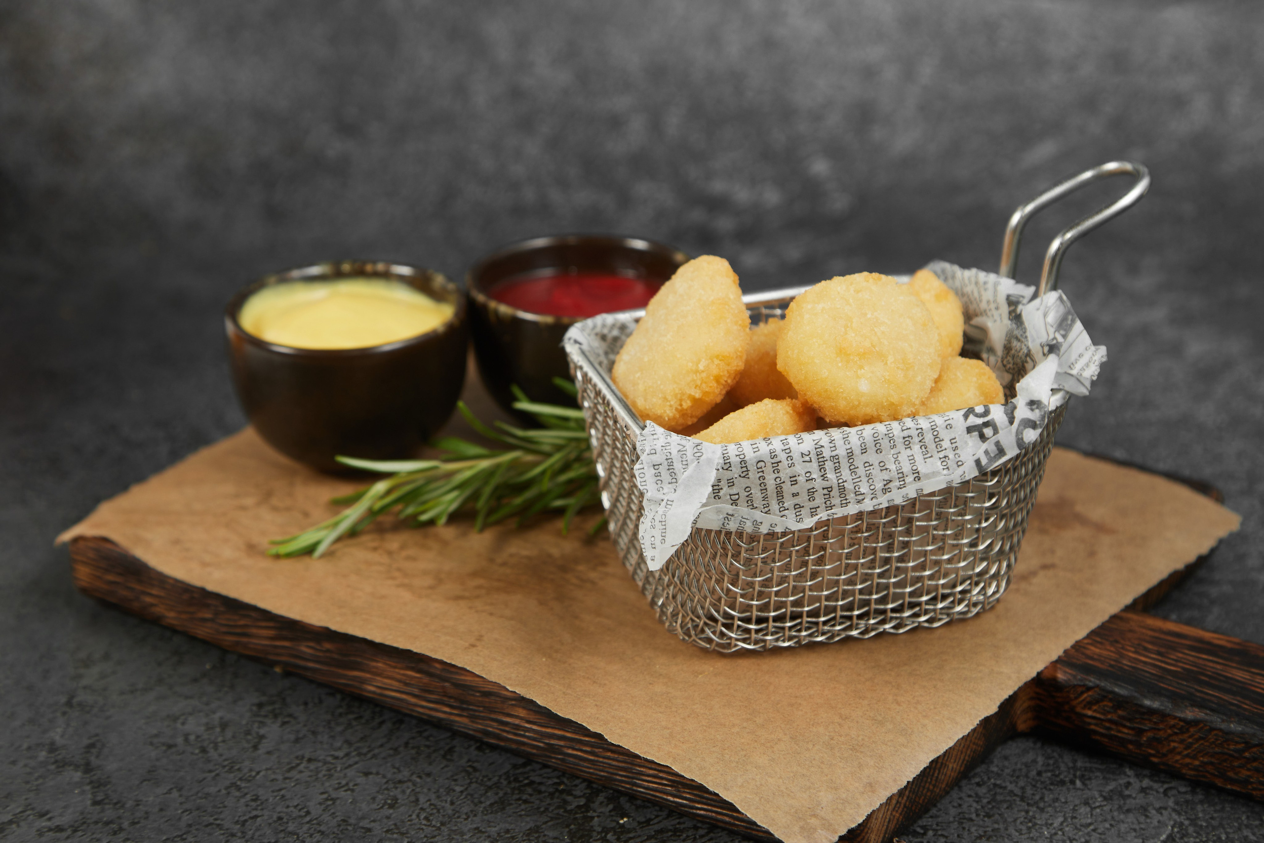 Картофель по-деревенски с соусом в корзинке.