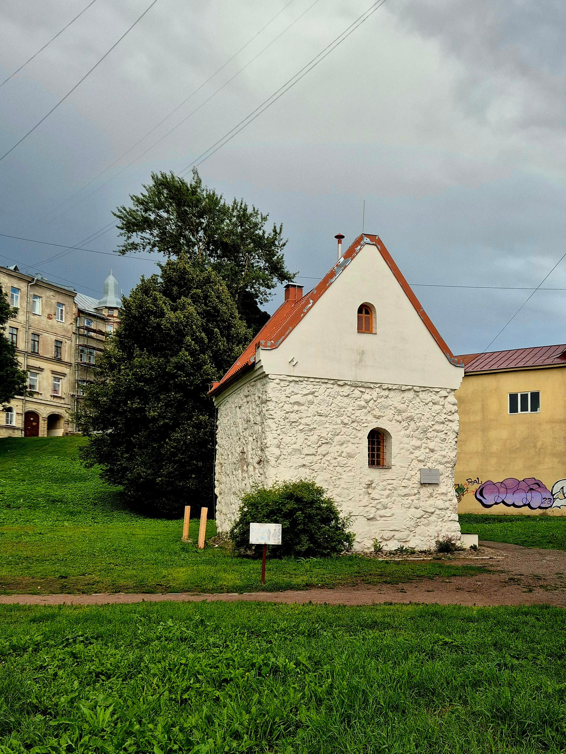Самый старый каменный дом в городе - дом купеческой гильдии, который пережил несколько пожаров, реконструкций города и осад