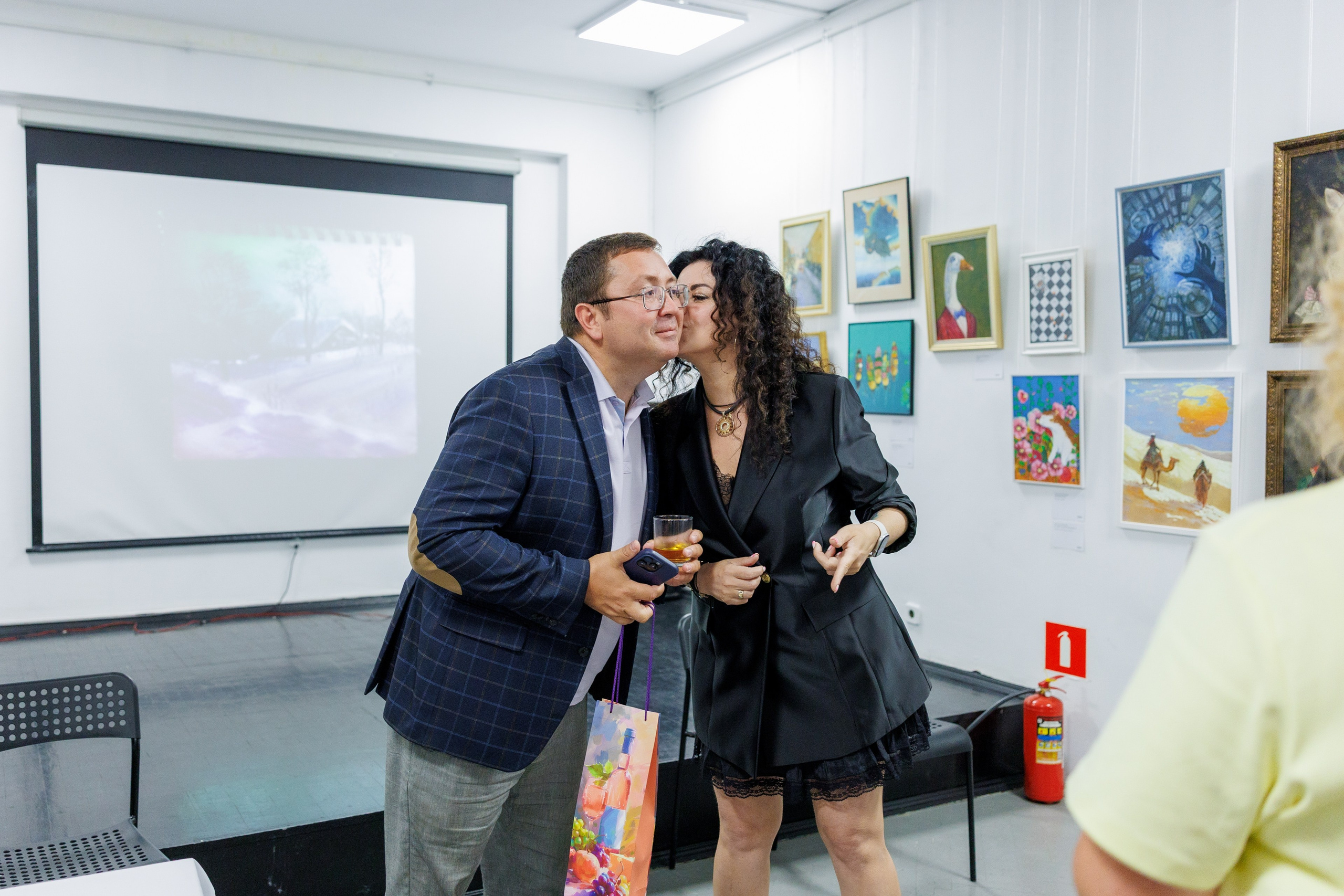 Открытие выставки картин. Фотограф в Москве Дмитрий Емельянов