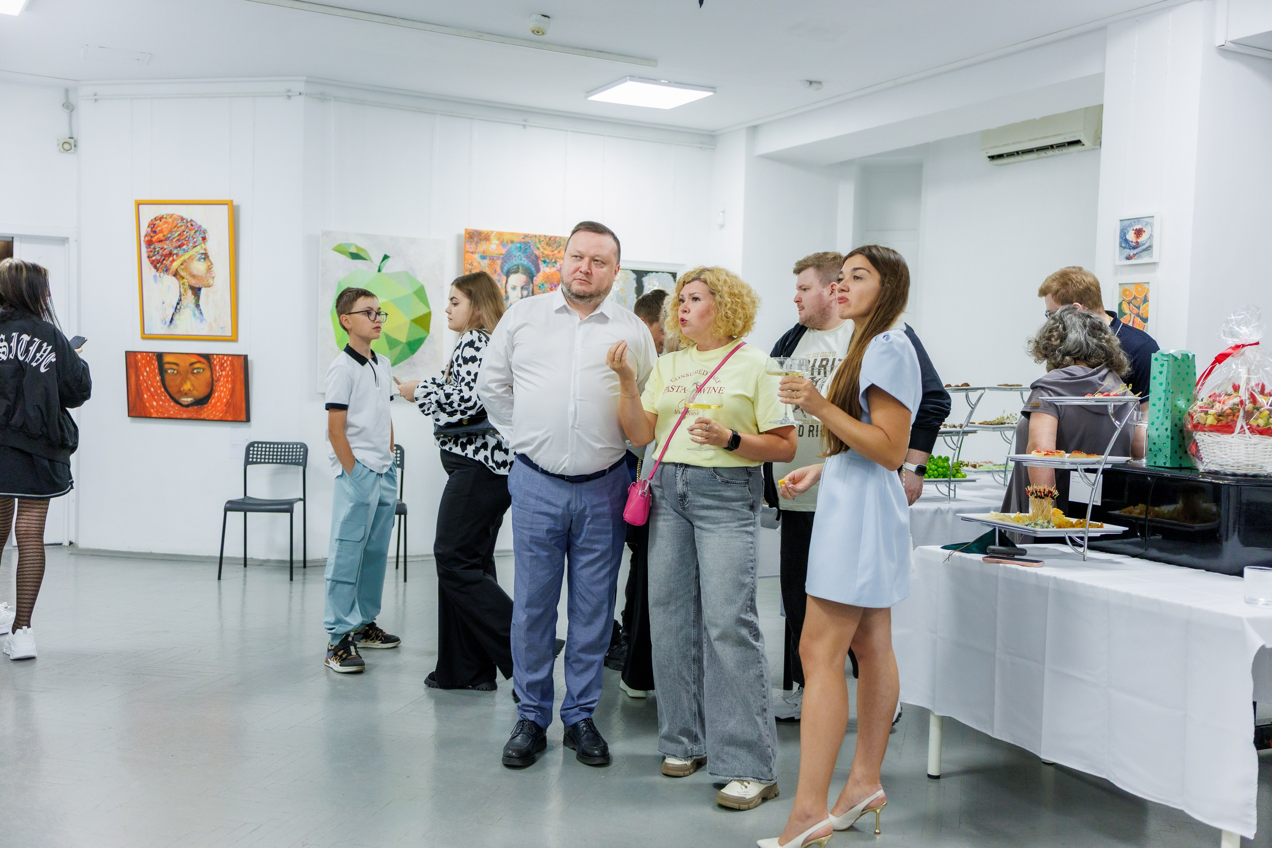 Открытие выставки картин. Фотограф в Москве Дмитрий Емельянов