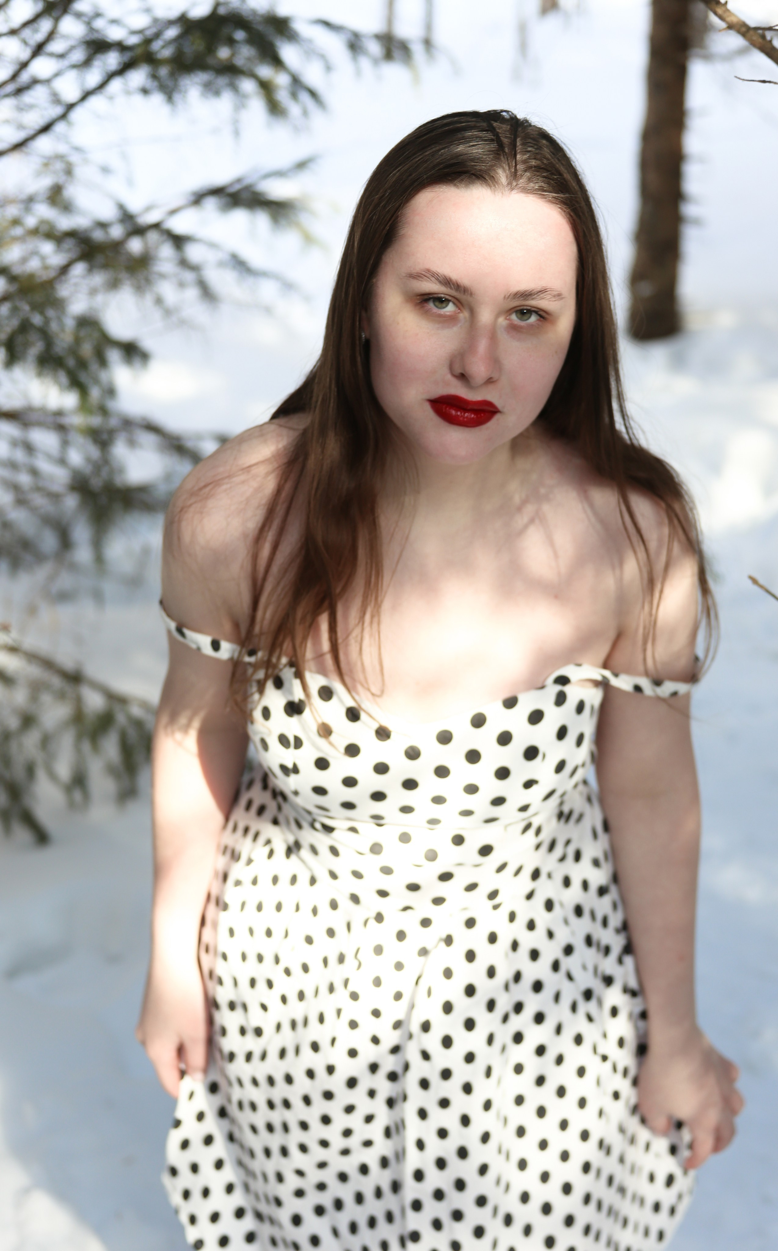 Ксюша на снегу босиком. Фотограф Пермь. Фотосессия в фотостудии Перми и на свежем воздухе