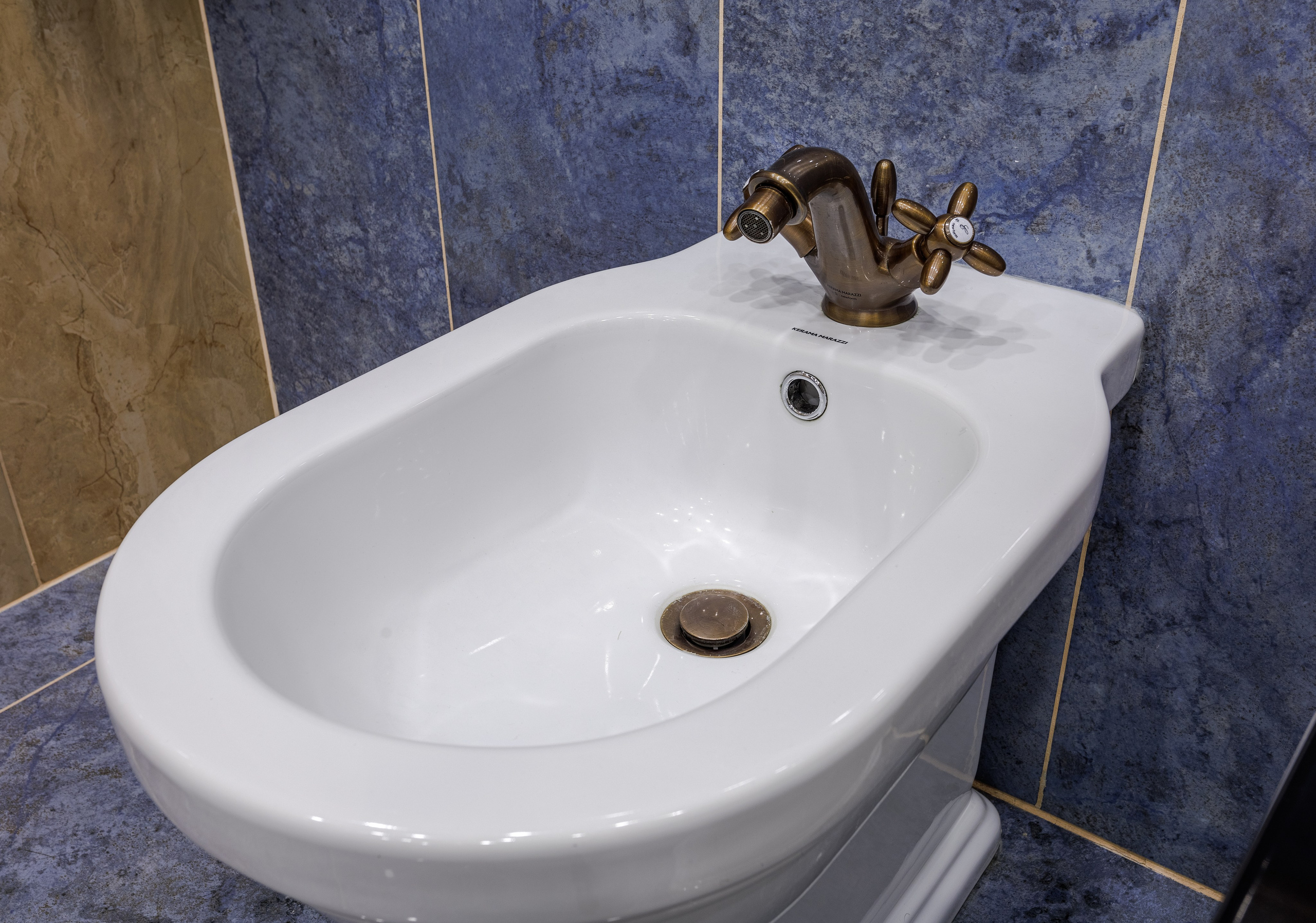 Долгосрочные отношения: Сотрудничество с одним и тем же фотографом может привести к созданию единого визуального стиля, что укрепляет бренд и делает его более запоминающимся