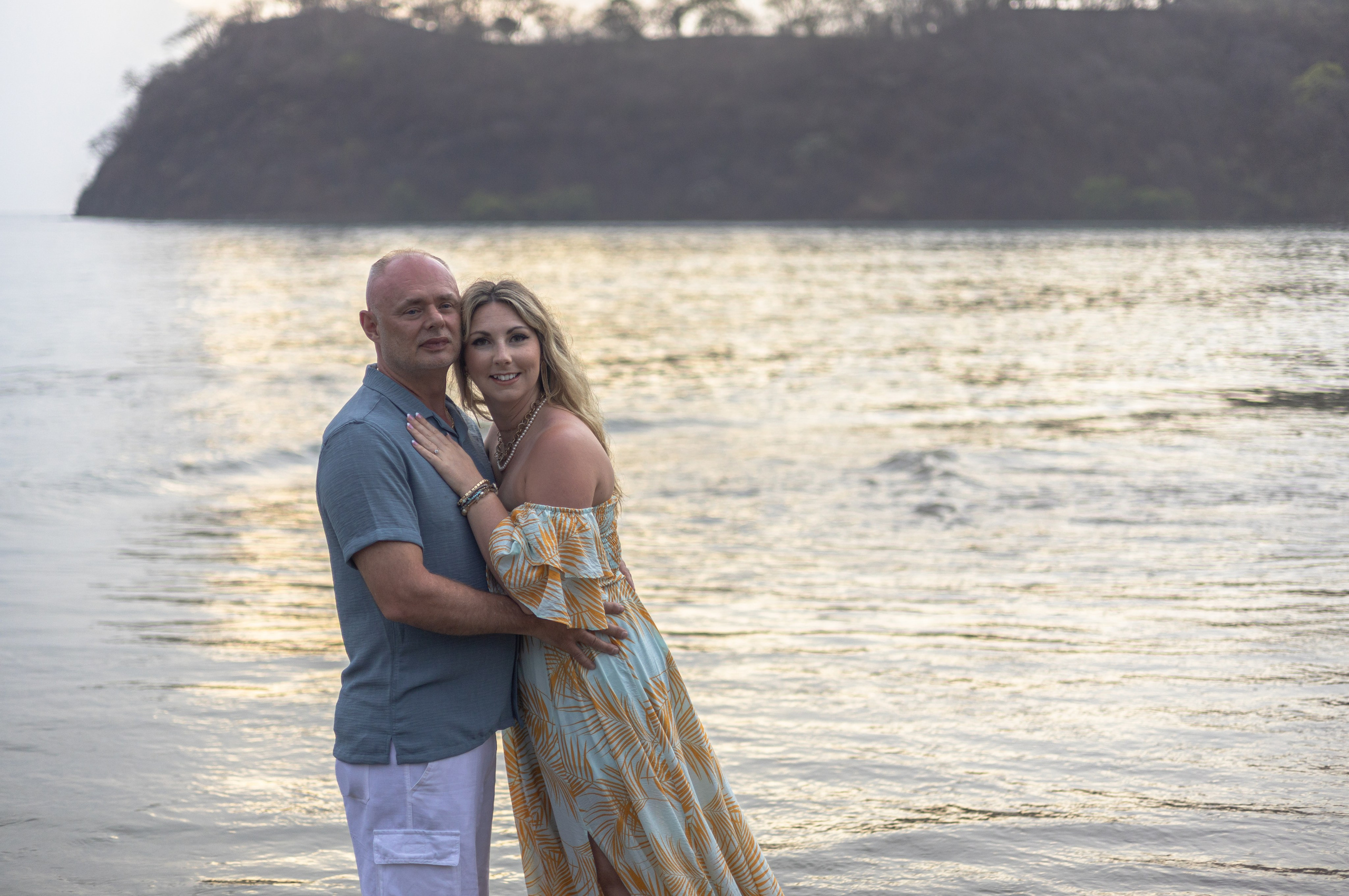 Ocean lovely moments. Family, portrait, content photo in Costa Rica Evgeniya Besprozvannykh