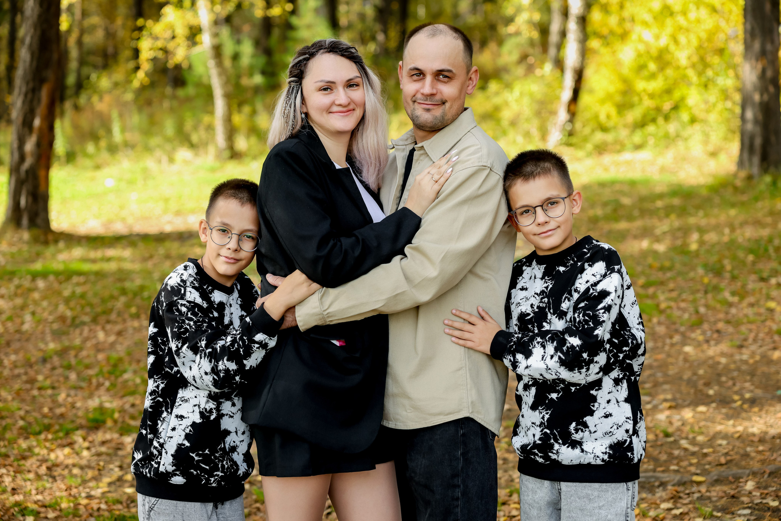 Семейная осенняя прогулочная фотосессия 2025