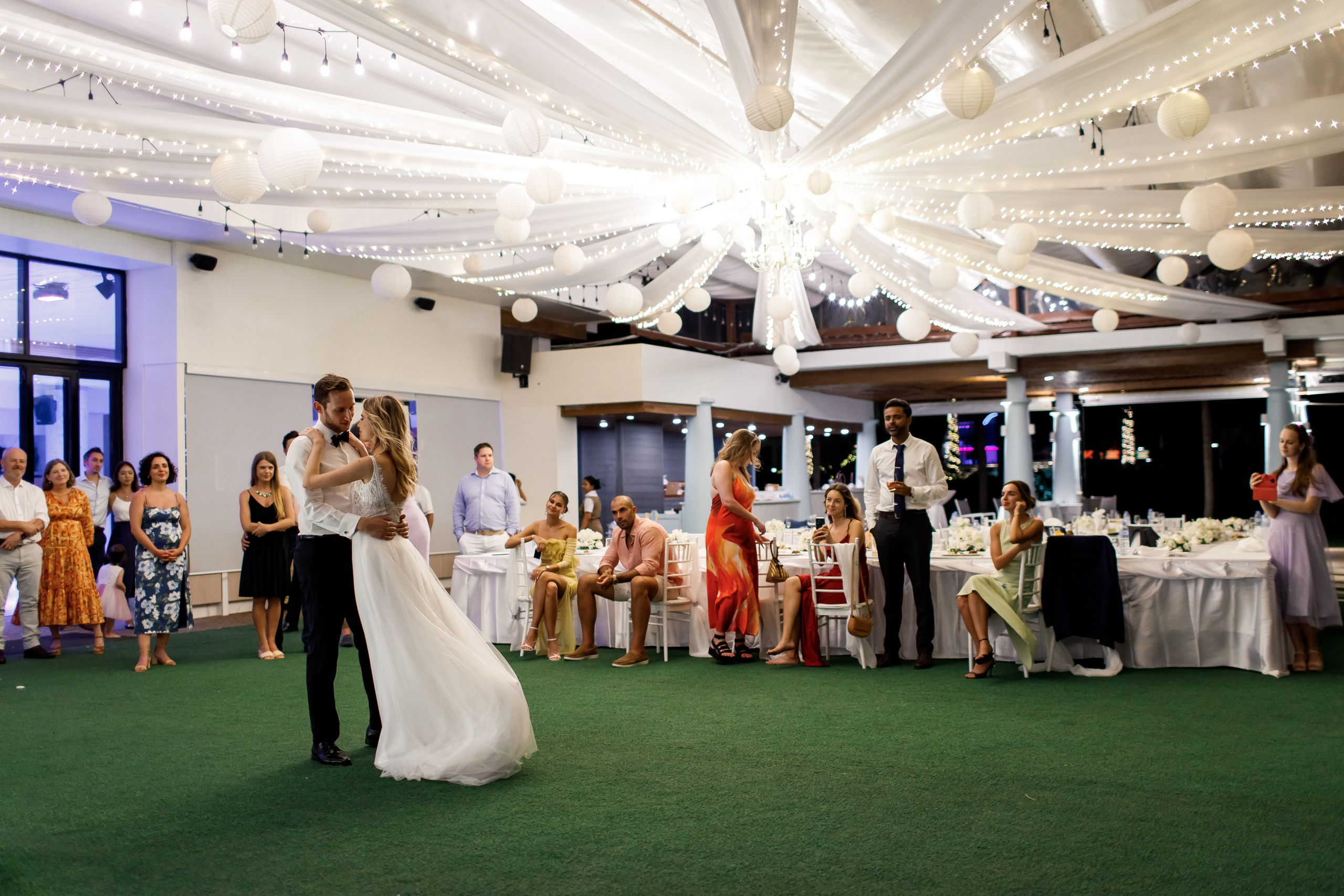 первый танец на фоне гостей