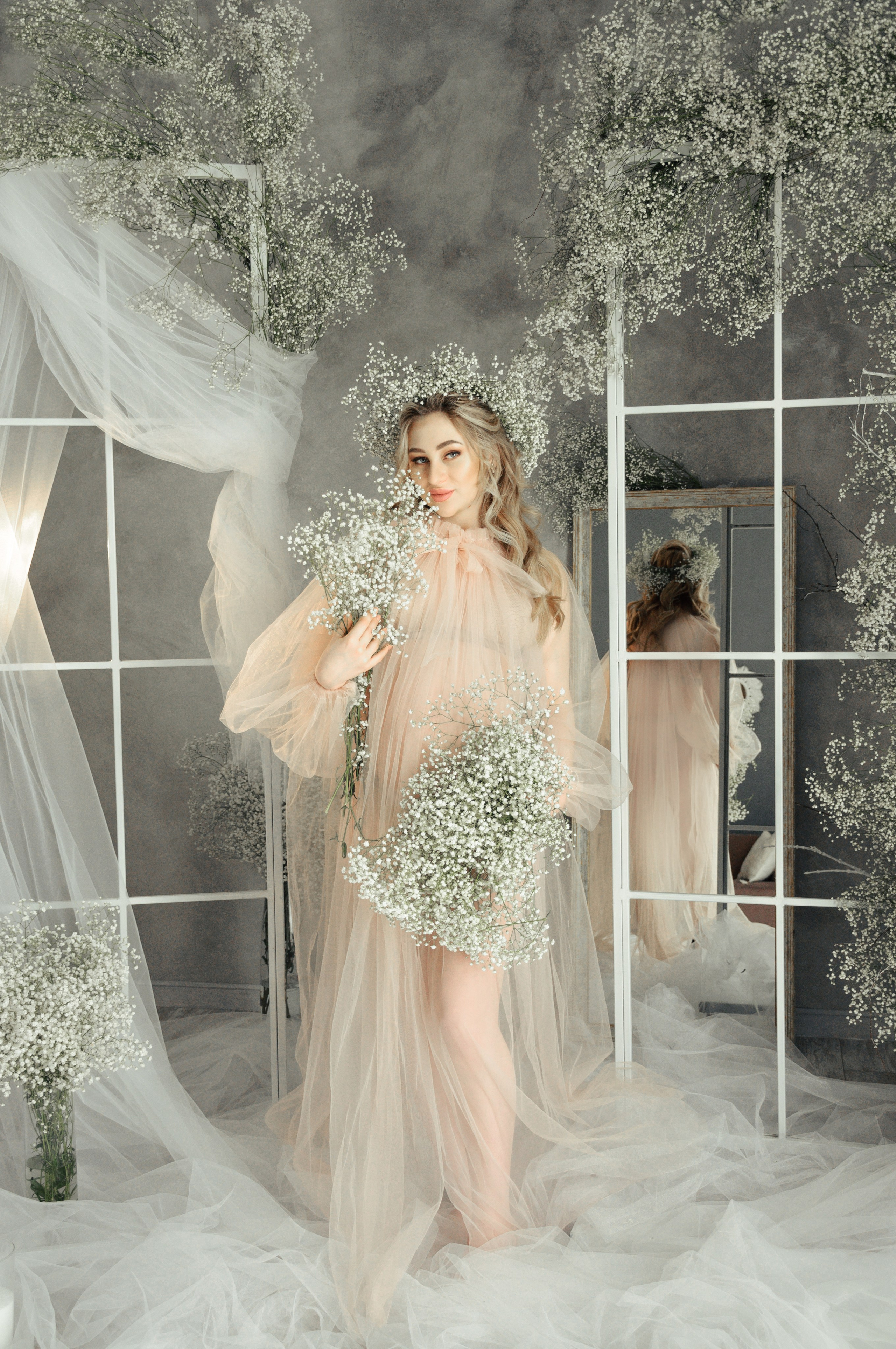 Валерия в зале Грей с гипсофилой. Семейный и свадебный фотограф Галина Абакумова, фотосессии в Белгороде