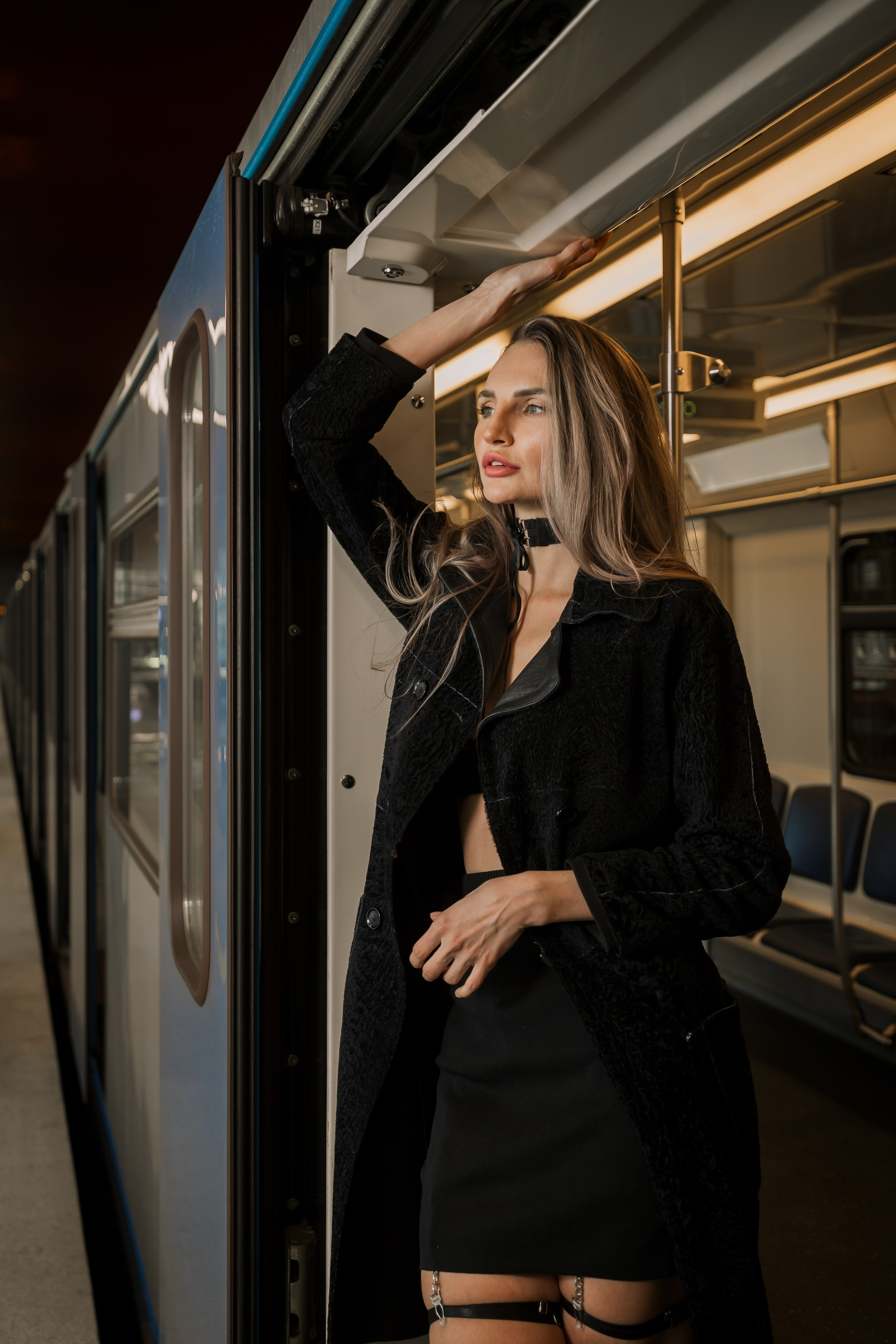 В метро. Photomantis