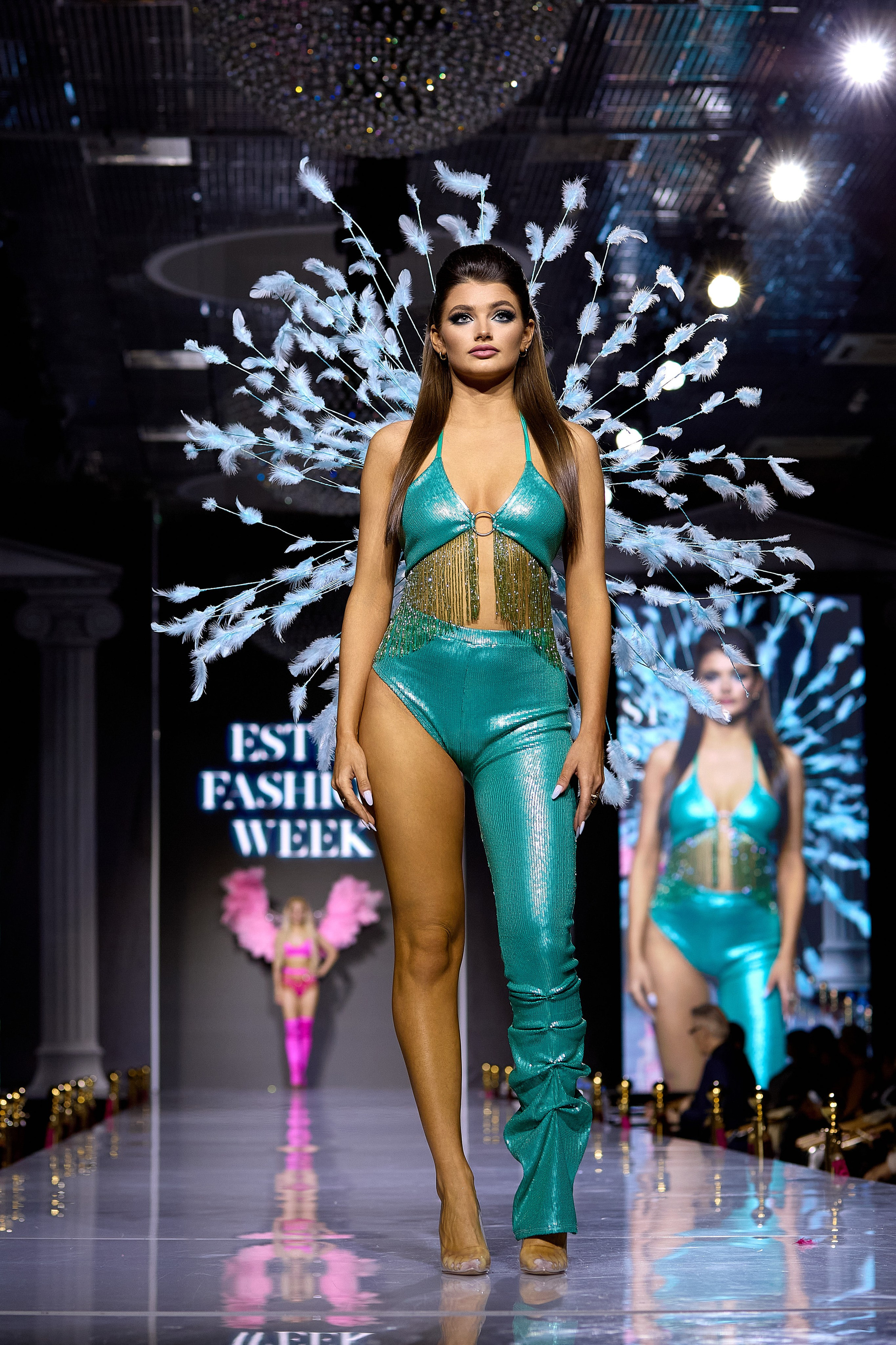 Показ в стиле Victoria's Secret | Ювелирная неделя моды «Эстет»