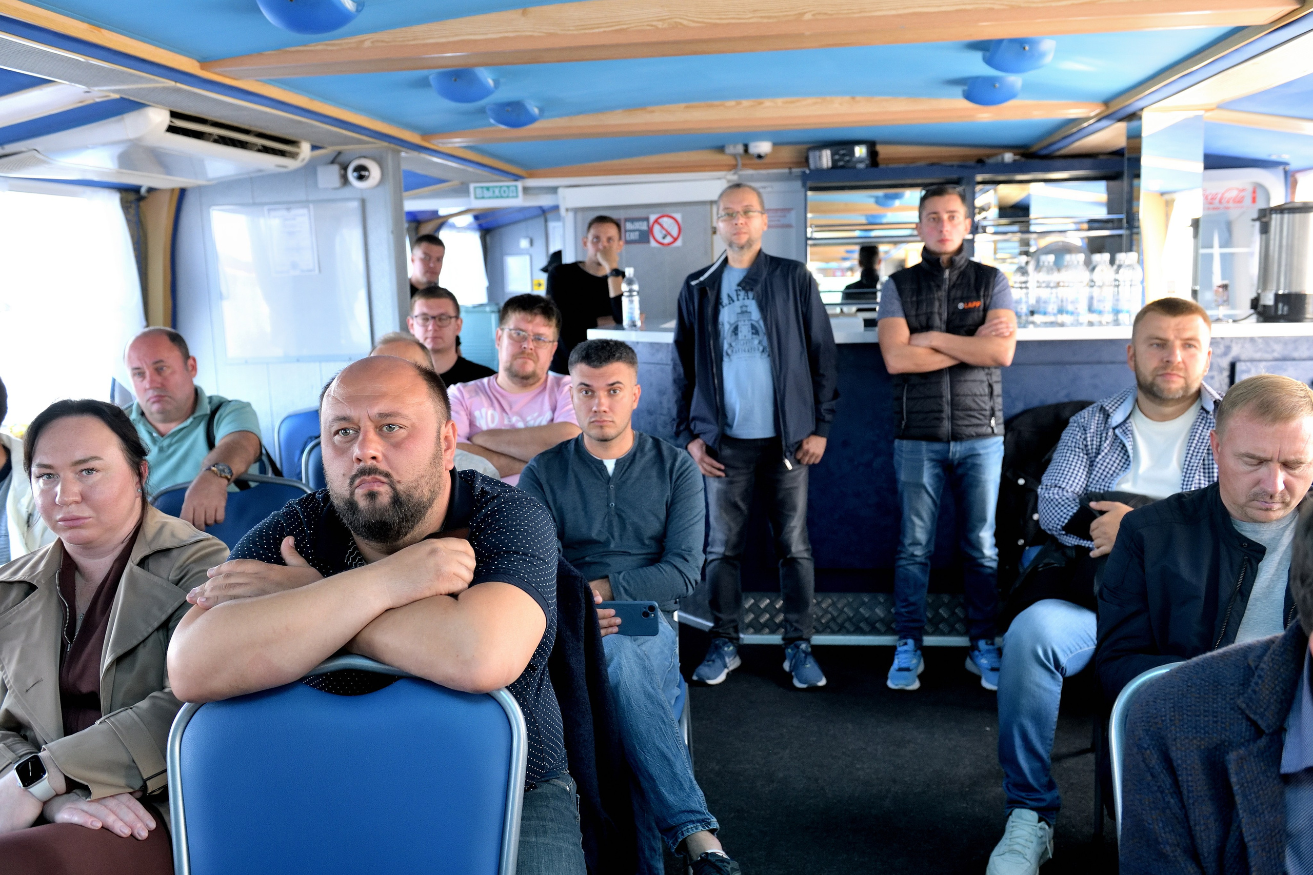 "Участники слушают спикера на мероприятии".