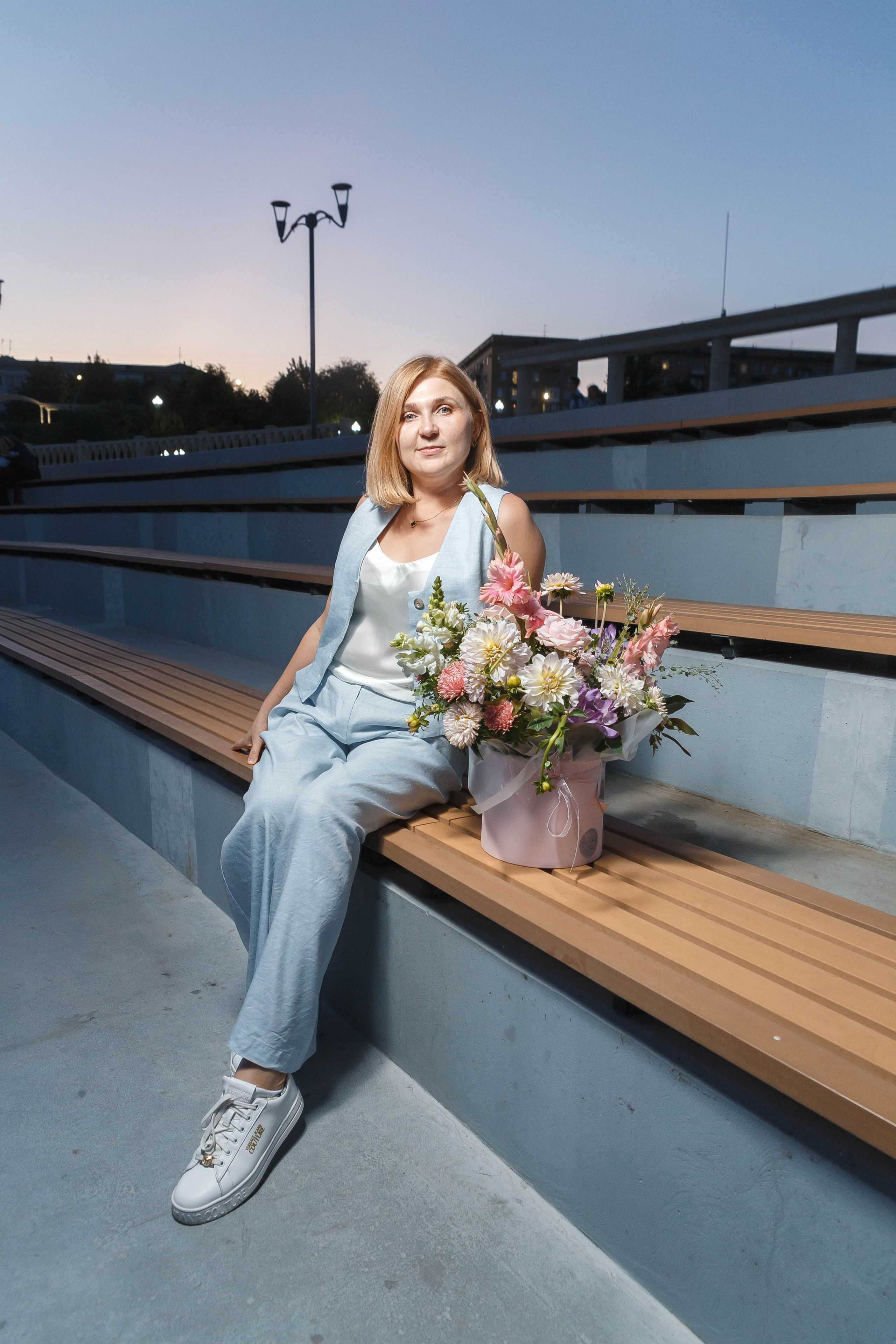 День рождения Оксаны: подруги, набережная, торт, шампанское. Событийный фотограф Максим Бескоровайновнов