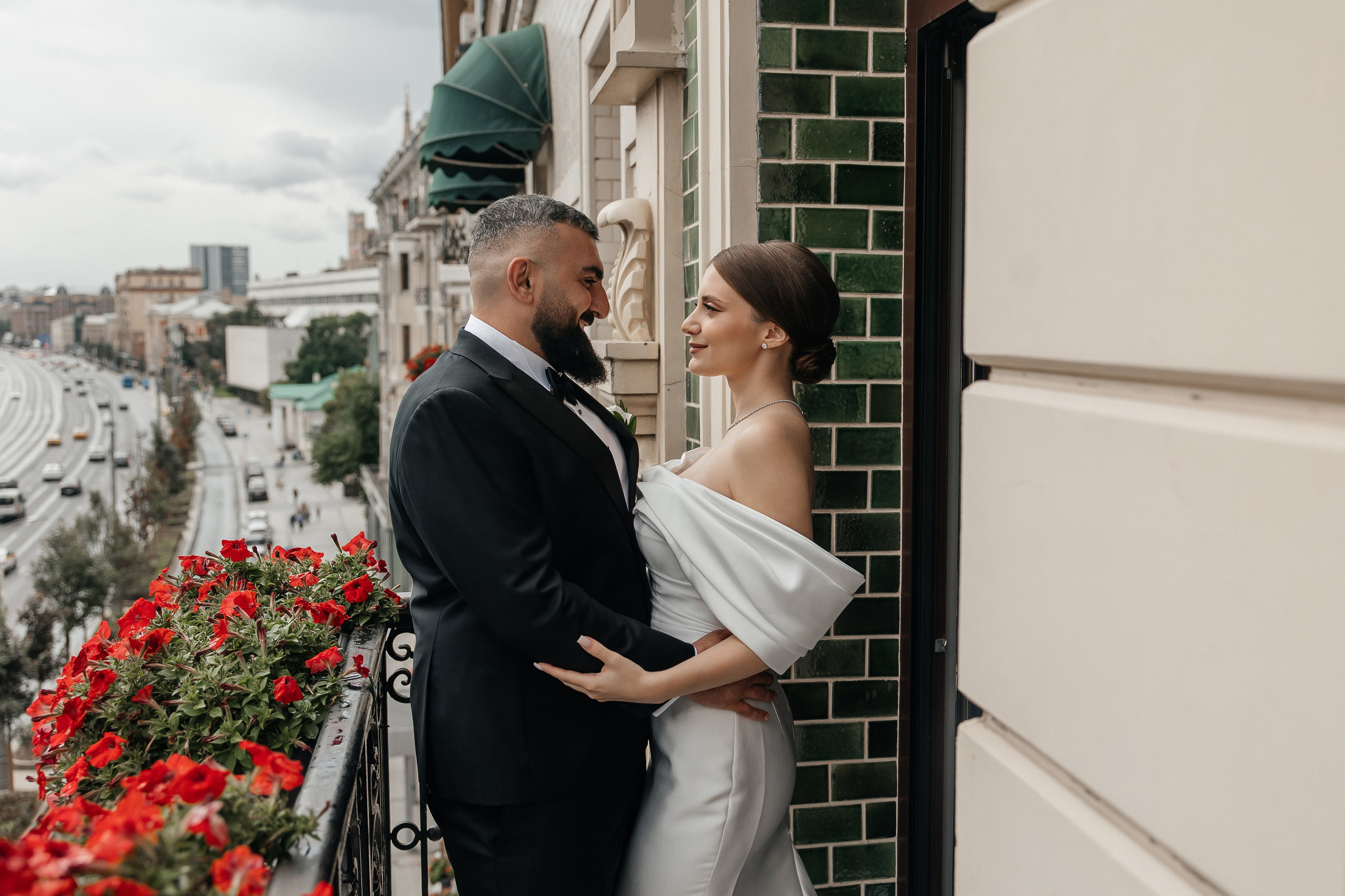 свадебная фотосессия на балконе в отеле Hartwell Хартвел в Москве