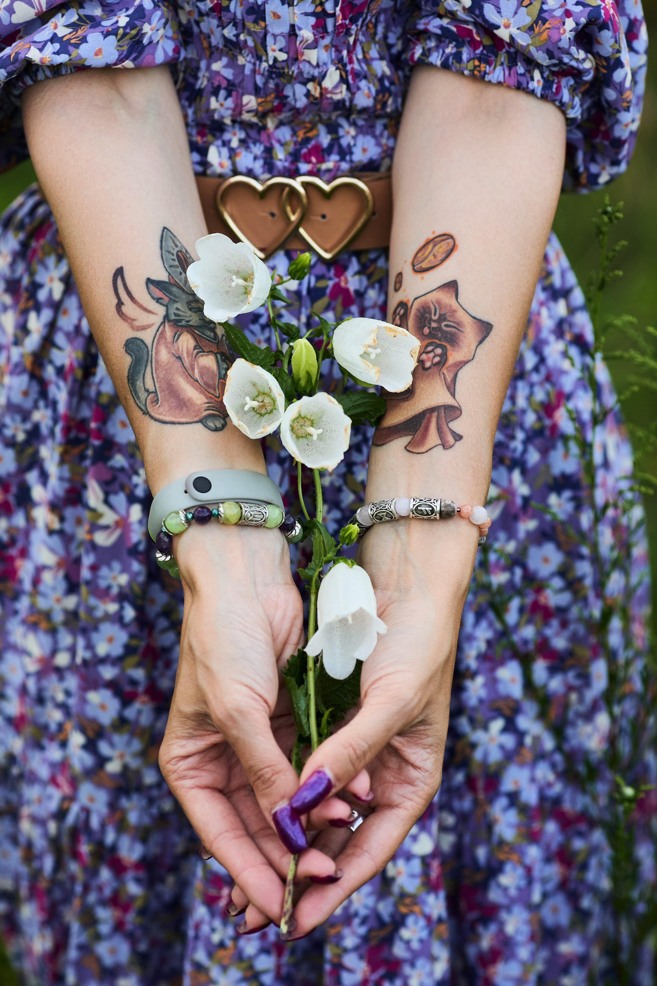 Референс для фотосессии с полевыми цветами и татуировками