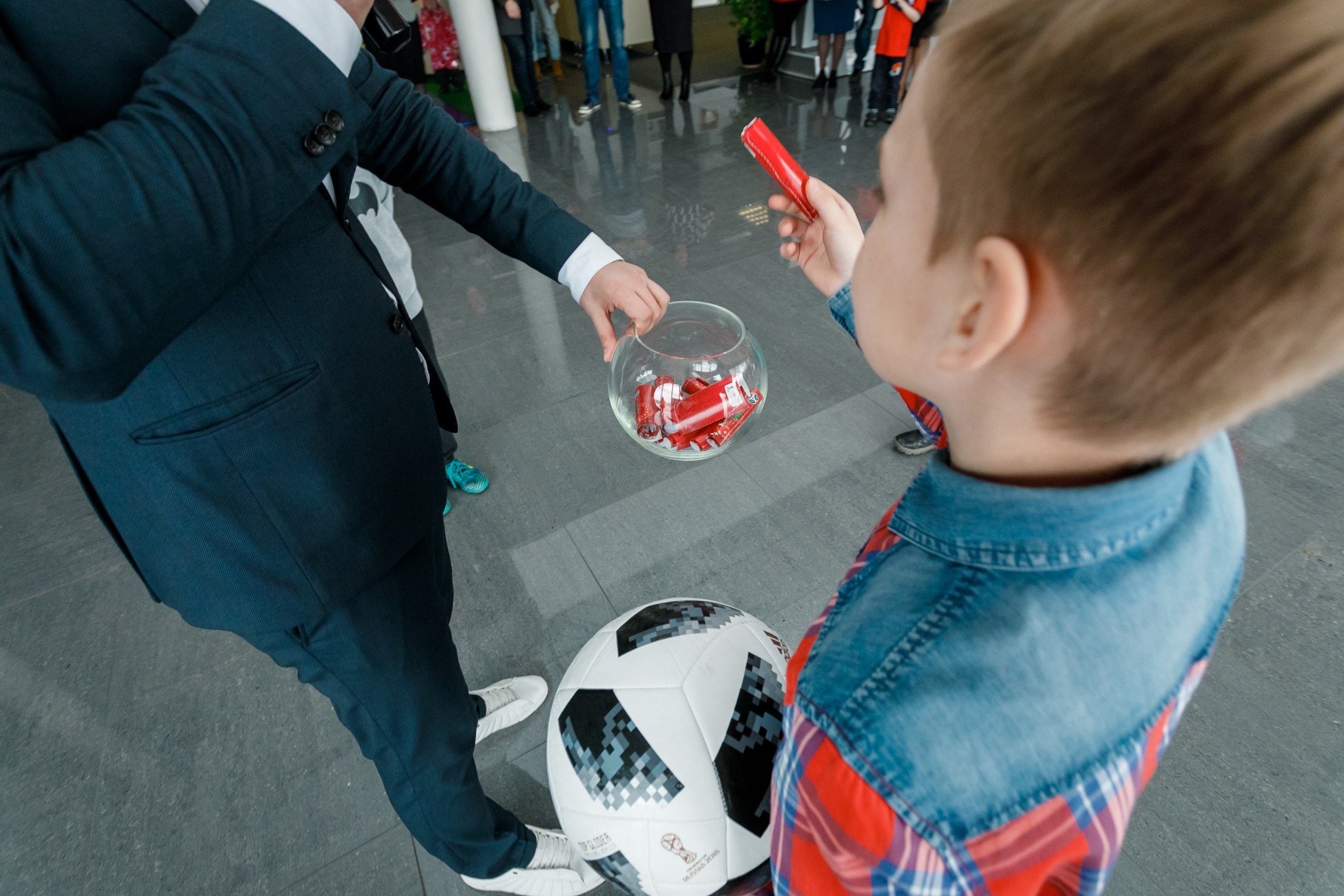 Розыгрыш билетов на ЧМ по футболу FIFA @ Киа Центр. Репортажный фотограф Максим Полянский. Москва, Санкт-Петербург, Красноярск