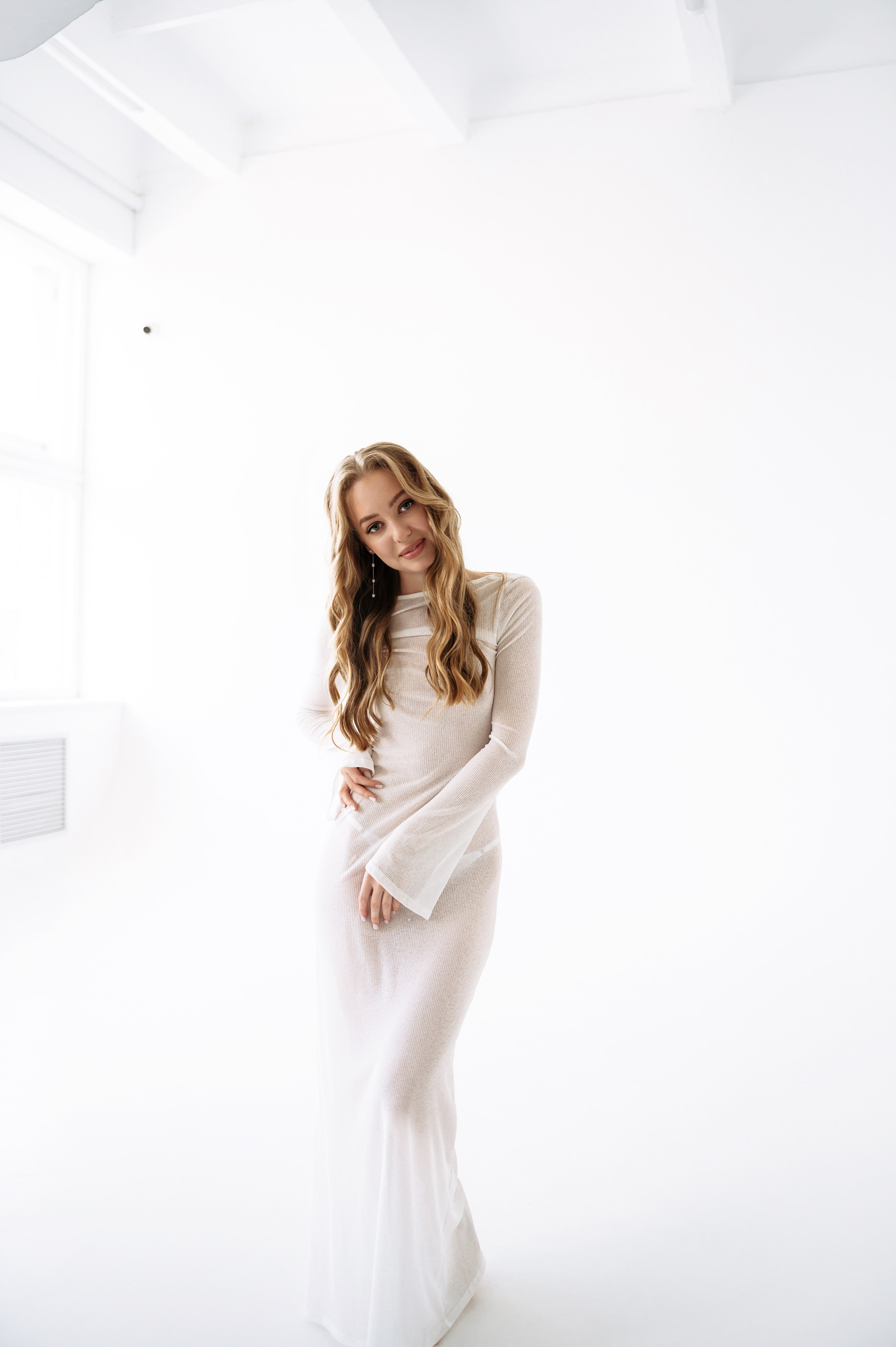 фотосессия девушка в белом на циклораме