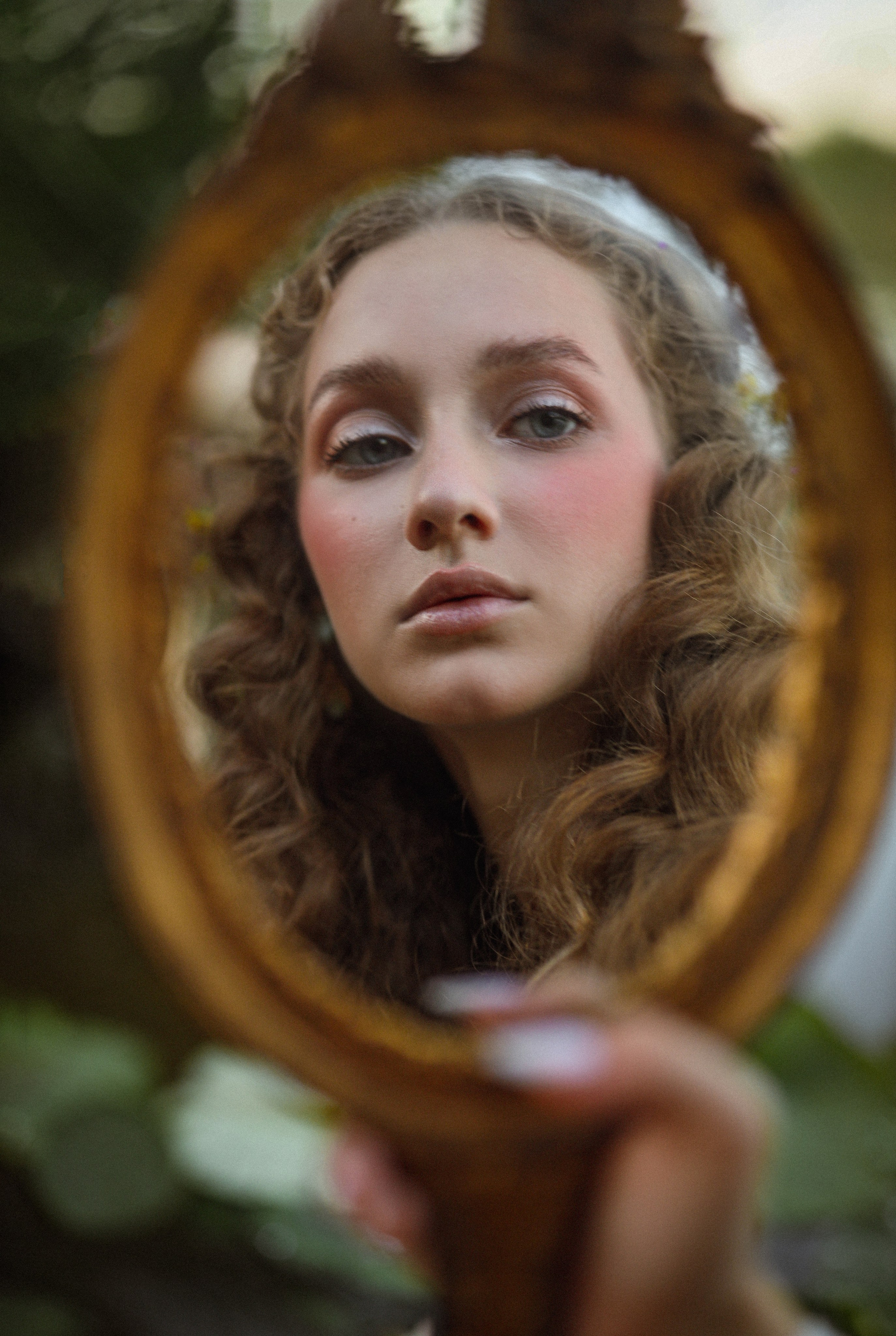 портрет отражение лица в зеркале