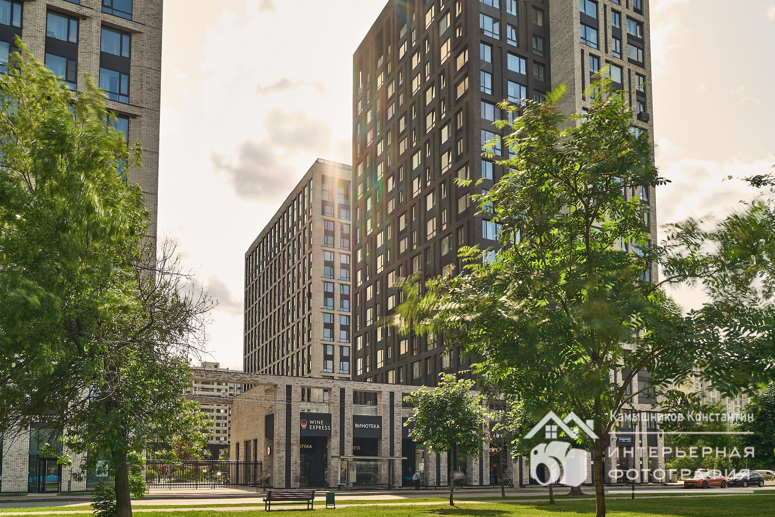 Архитектурная съемка ЖК бизнес-класса в Москве, общий план нескольких корпусов в предзакатном свете