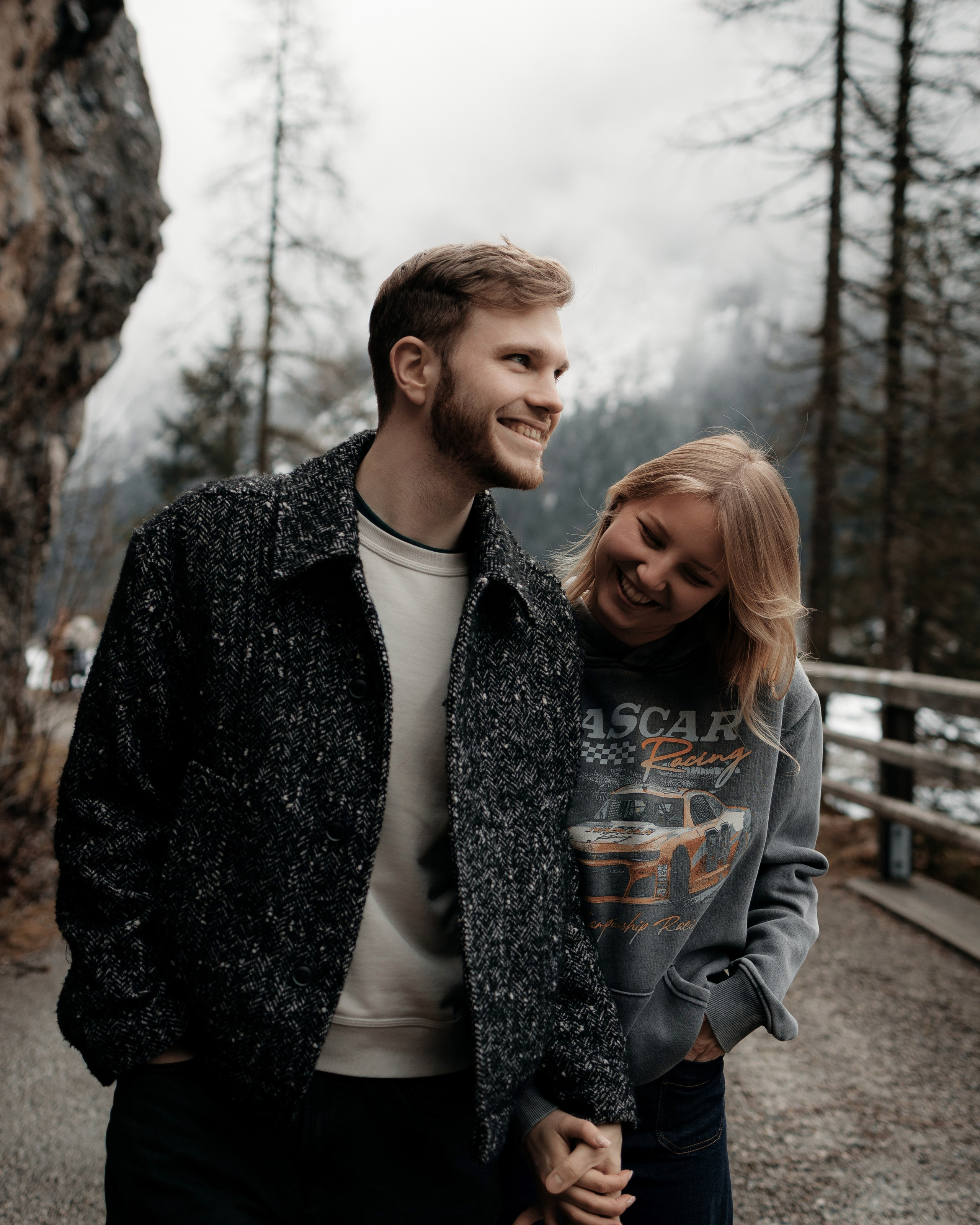 Романтичный портрет пары на улице, прогулка по весеннему лесу