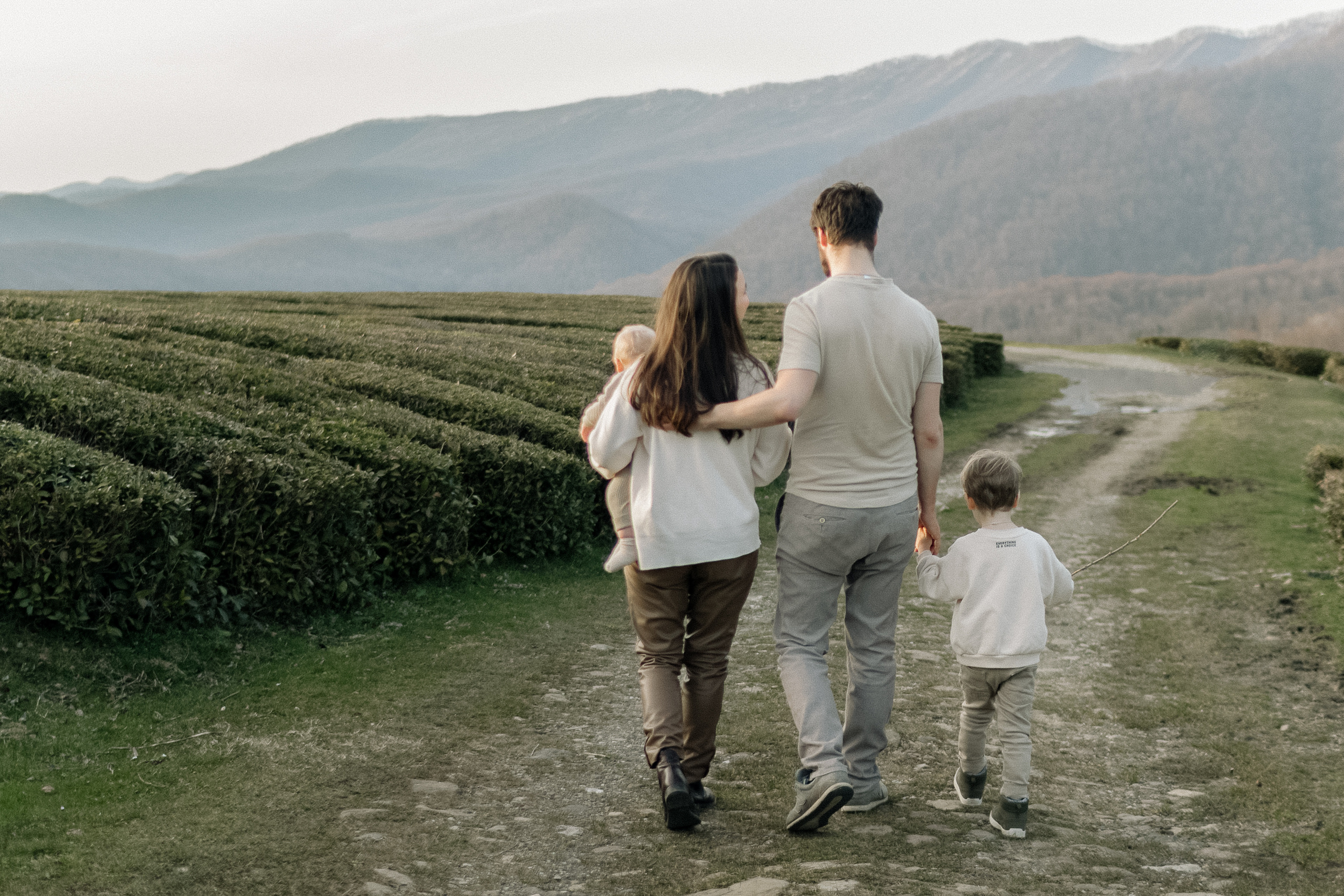 Family at sunset. Photographer Elizaveta Samokrutova