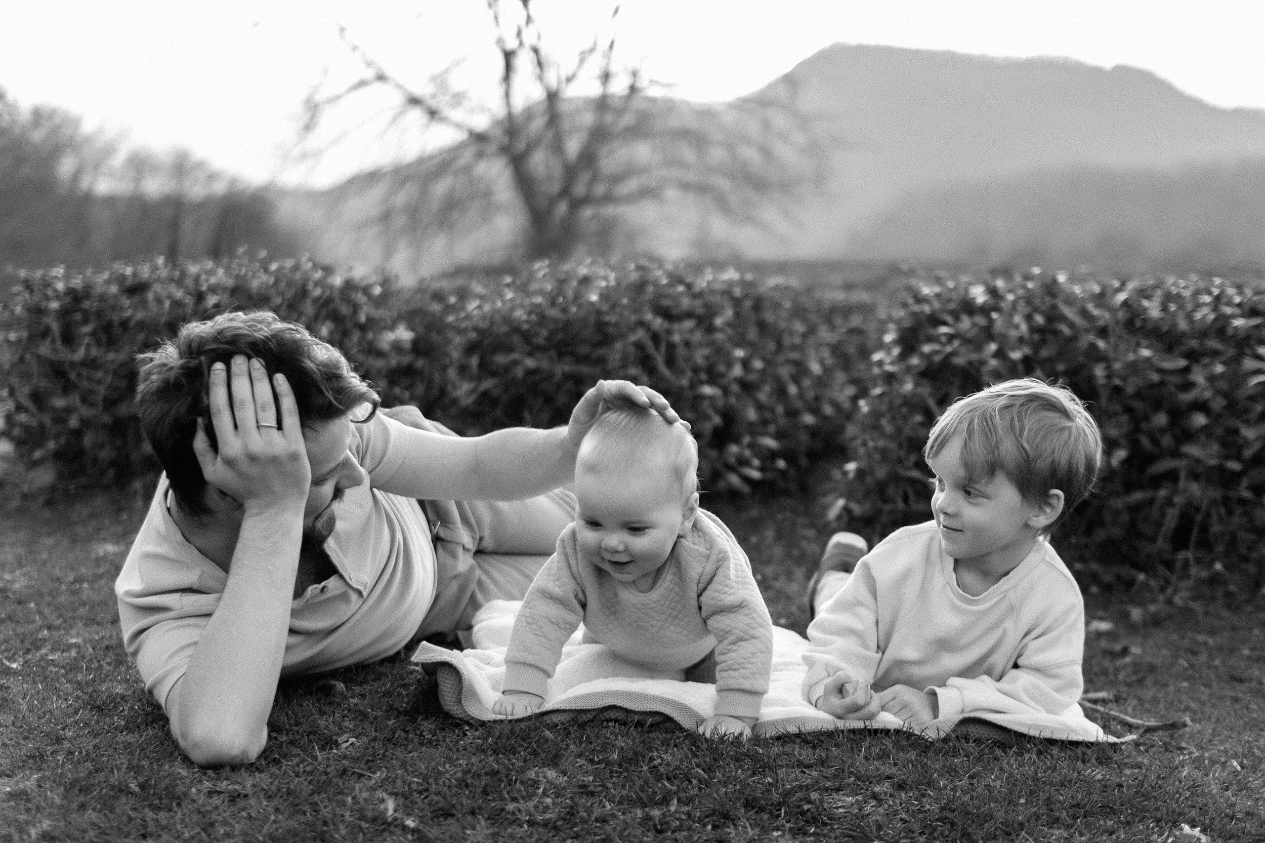 Family at sunset. Photographer Elizaveta Samokrutova