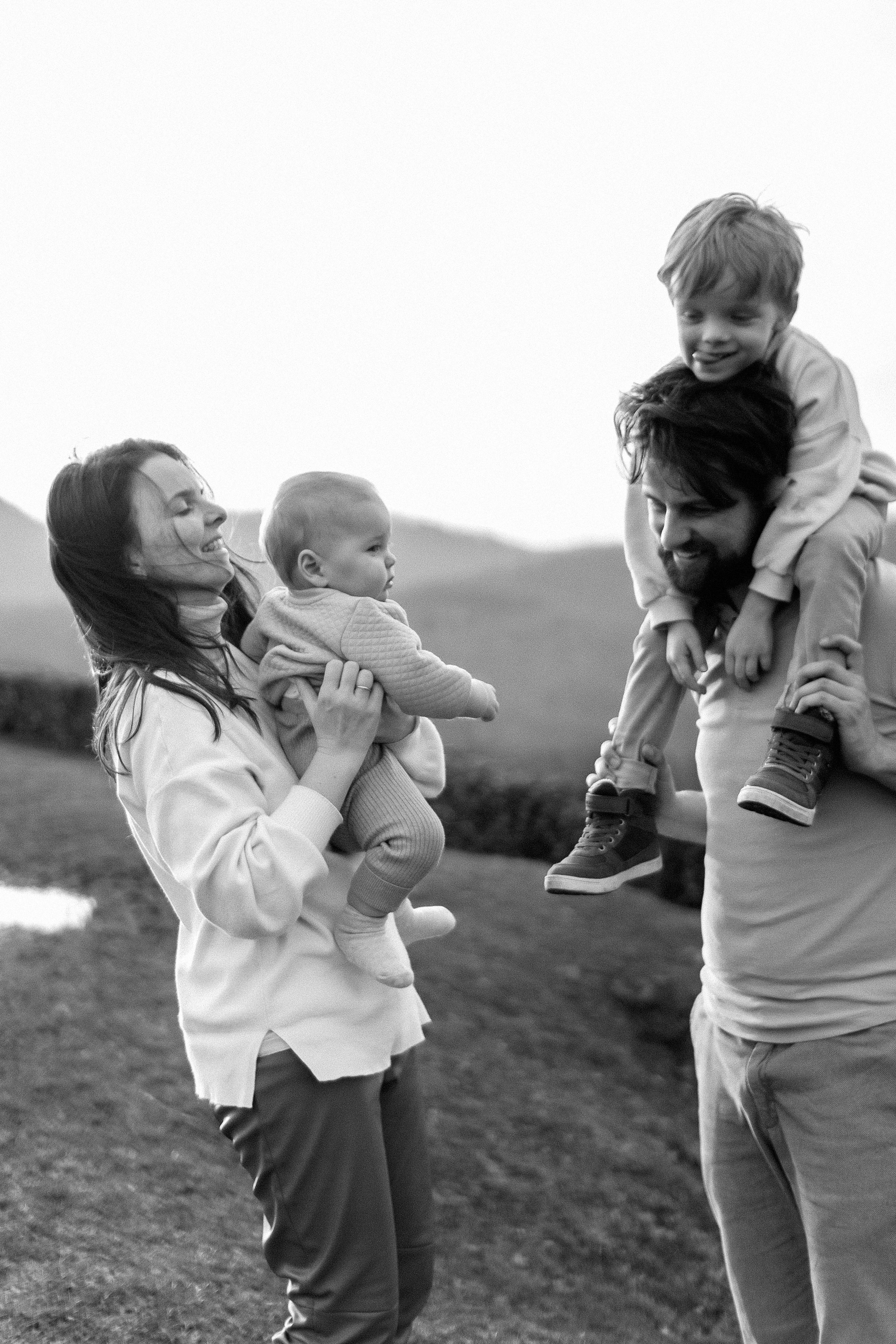 Family at sunset. Photographer Elizaveta Samokrutova