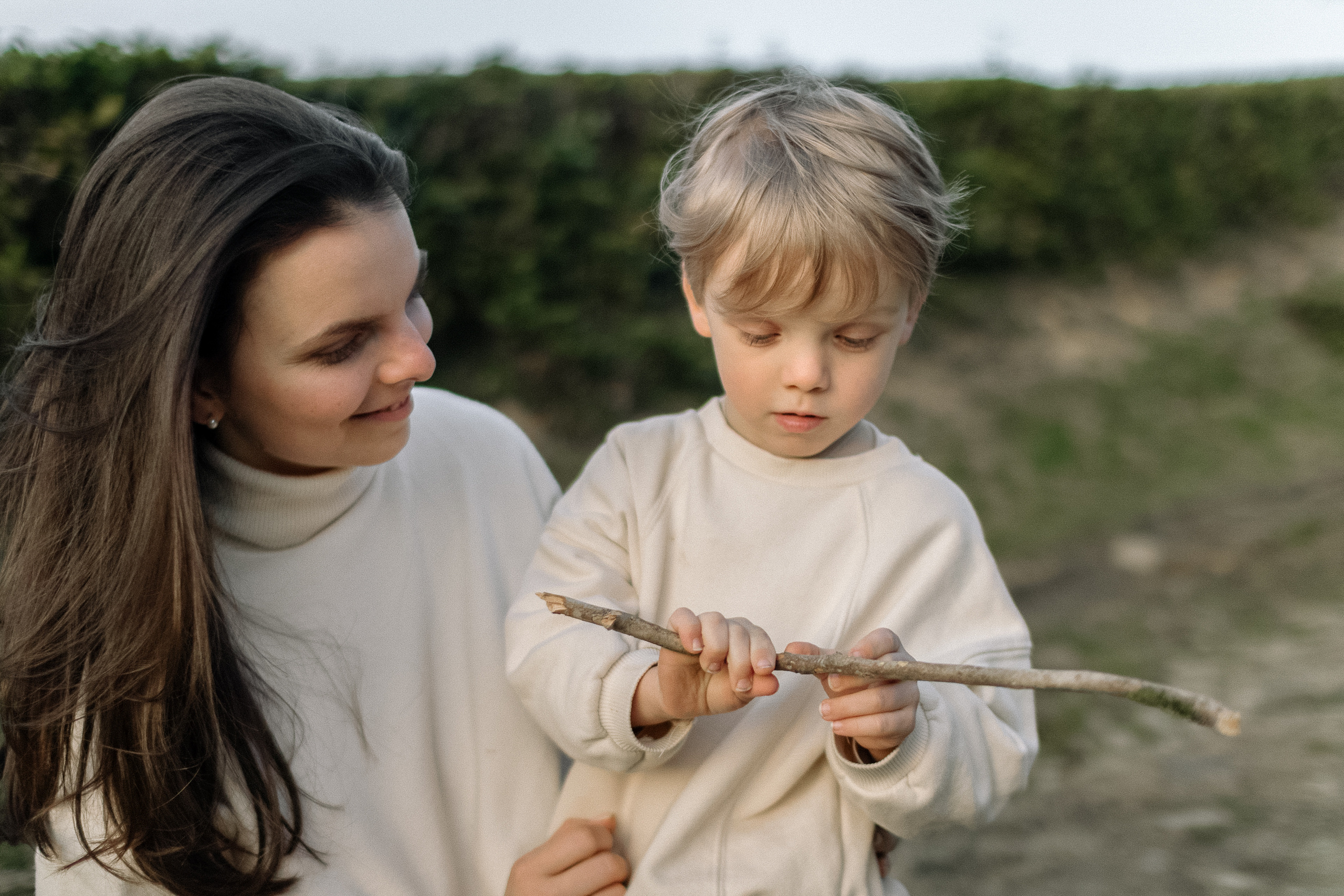 Family at sunset. Photographer Elizaveta Samokrutova