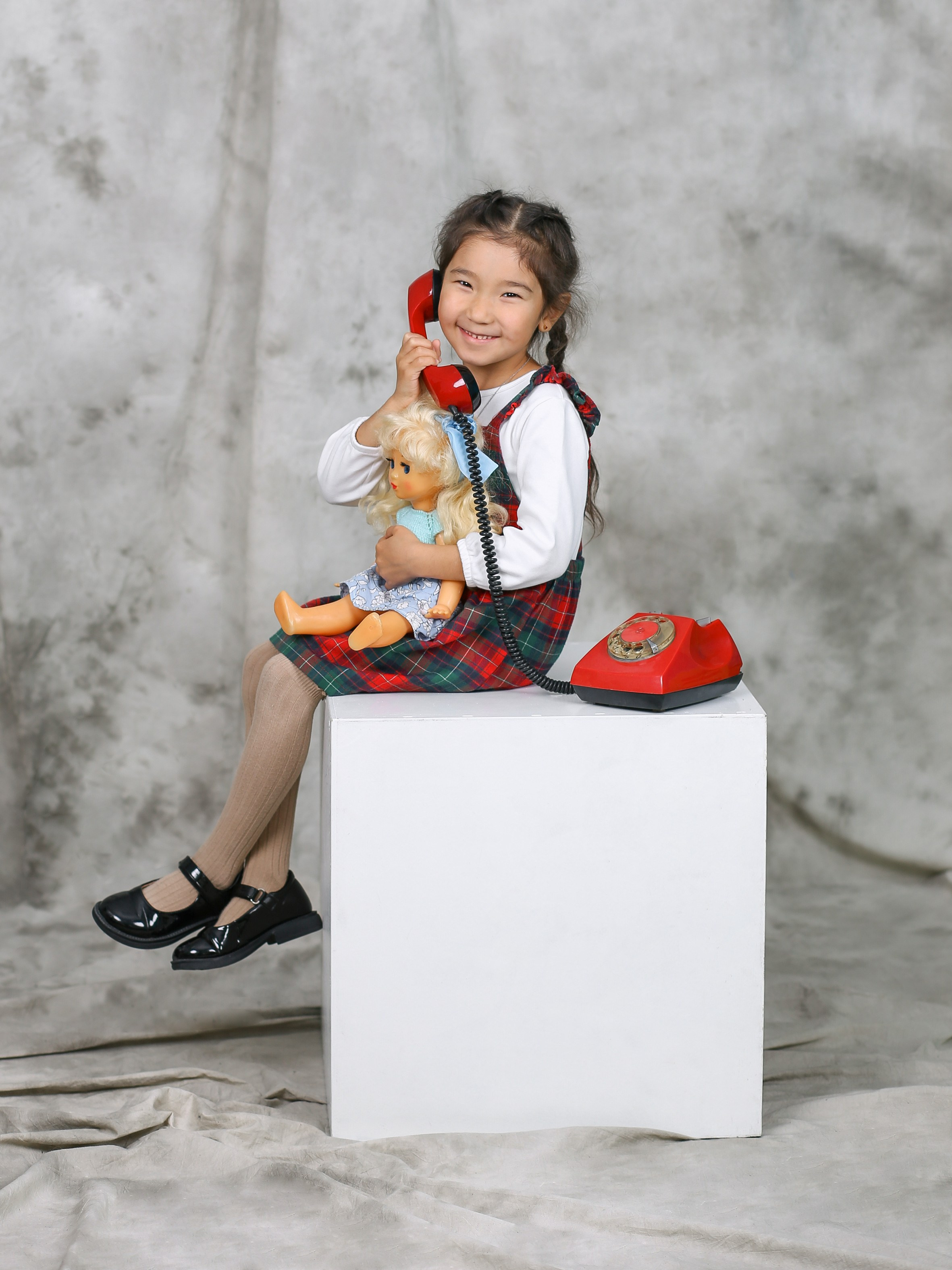 Общее фото в детском саду с выездным реквизитом в Тюмени. Выпускные альбомы в Тюмени для школ, садов, вузов спортивных секций