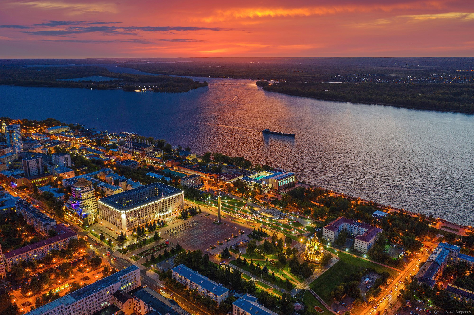 Самара на фоне волги на закате с высоты