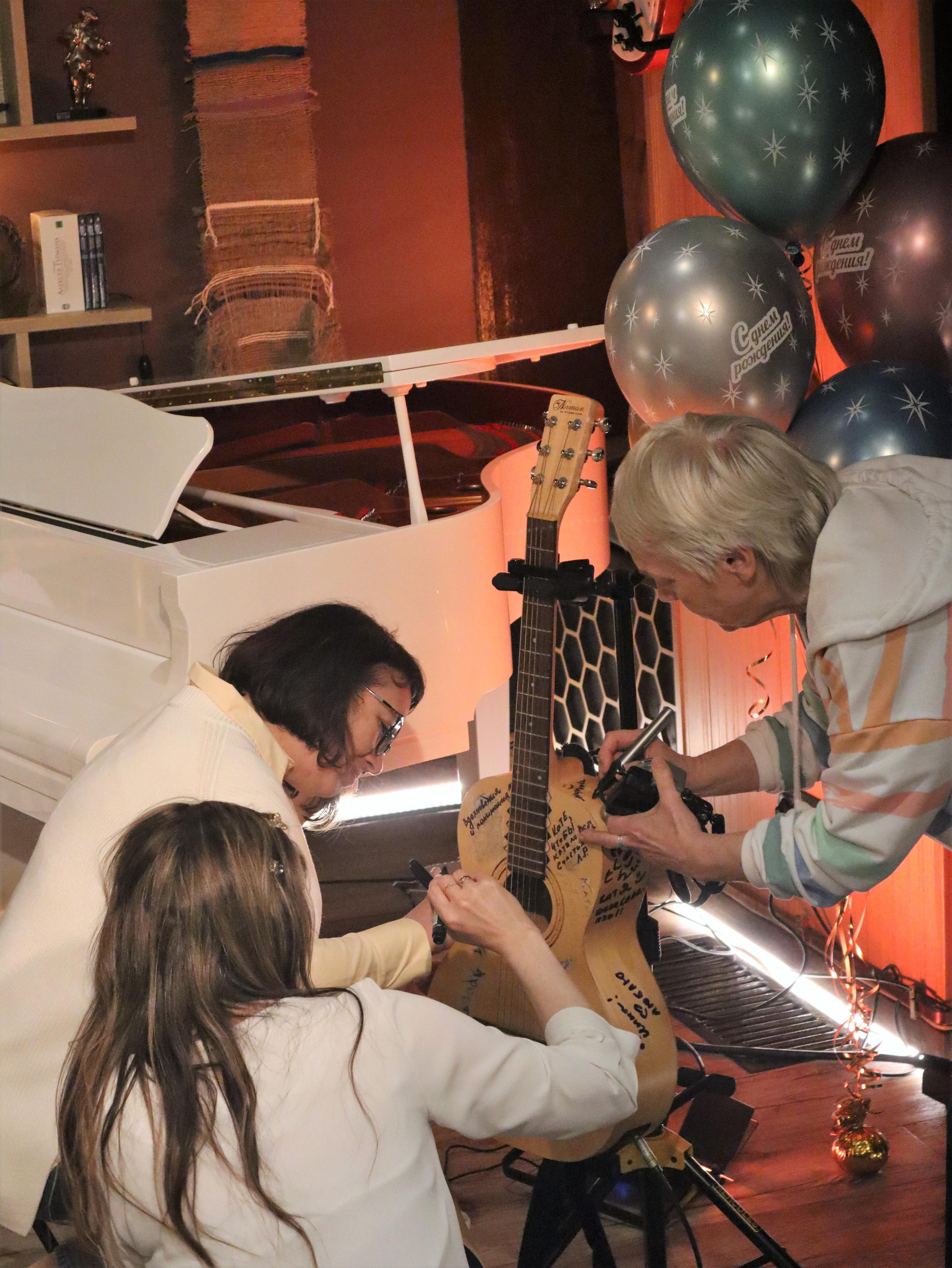 НеКонцерт Кати Шимилевой в арт-пространстве «Пушкин Рядом». Позитивный контент-фотограф в Санкт-Петербурге Мария Устинова