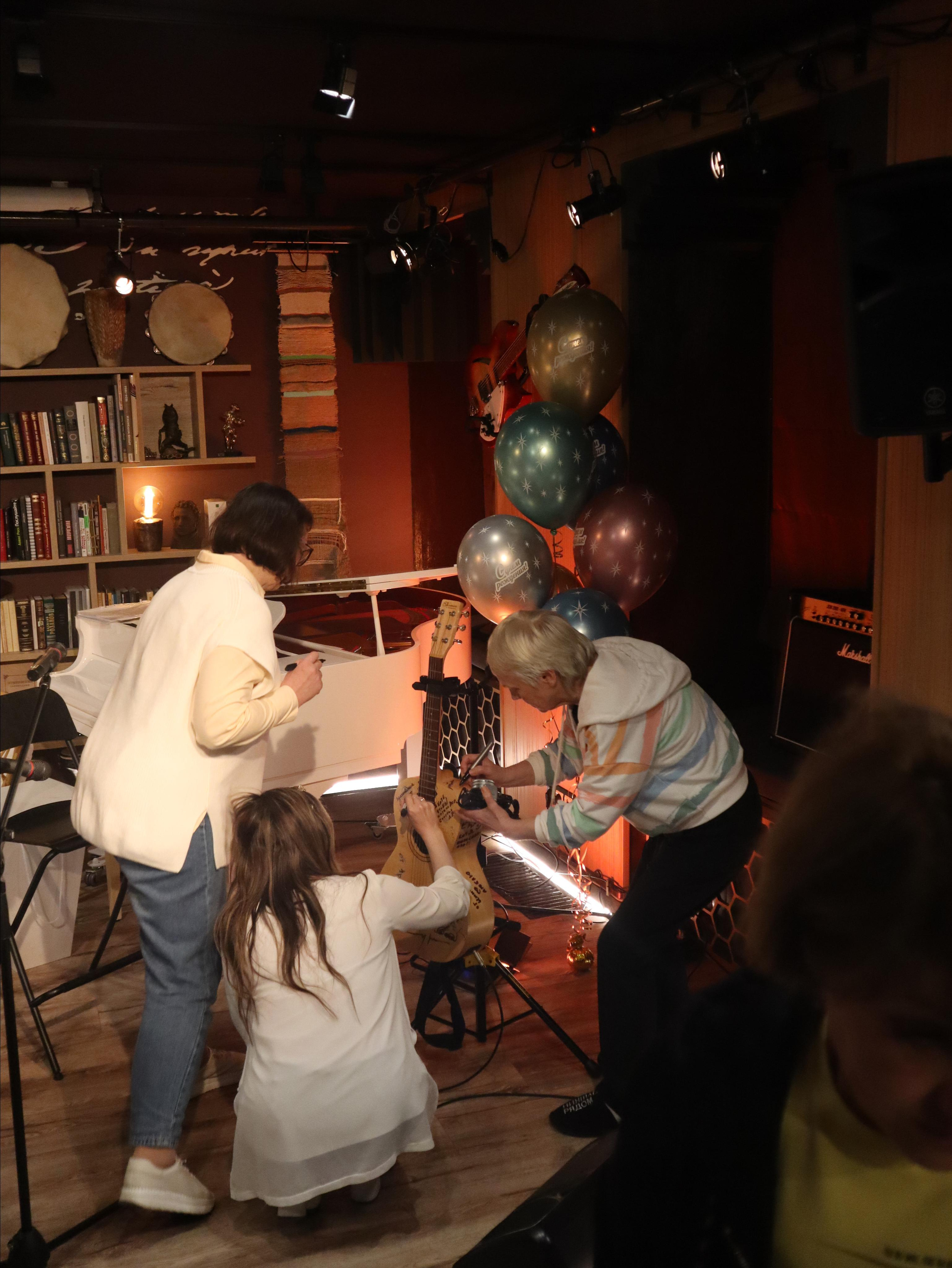 НеКонцерт Кати Шимилевой в арт-пространстве «Пушкин Рядом». Позитивный контент-фотограф в Санкт-Петербурге Мария Устинова