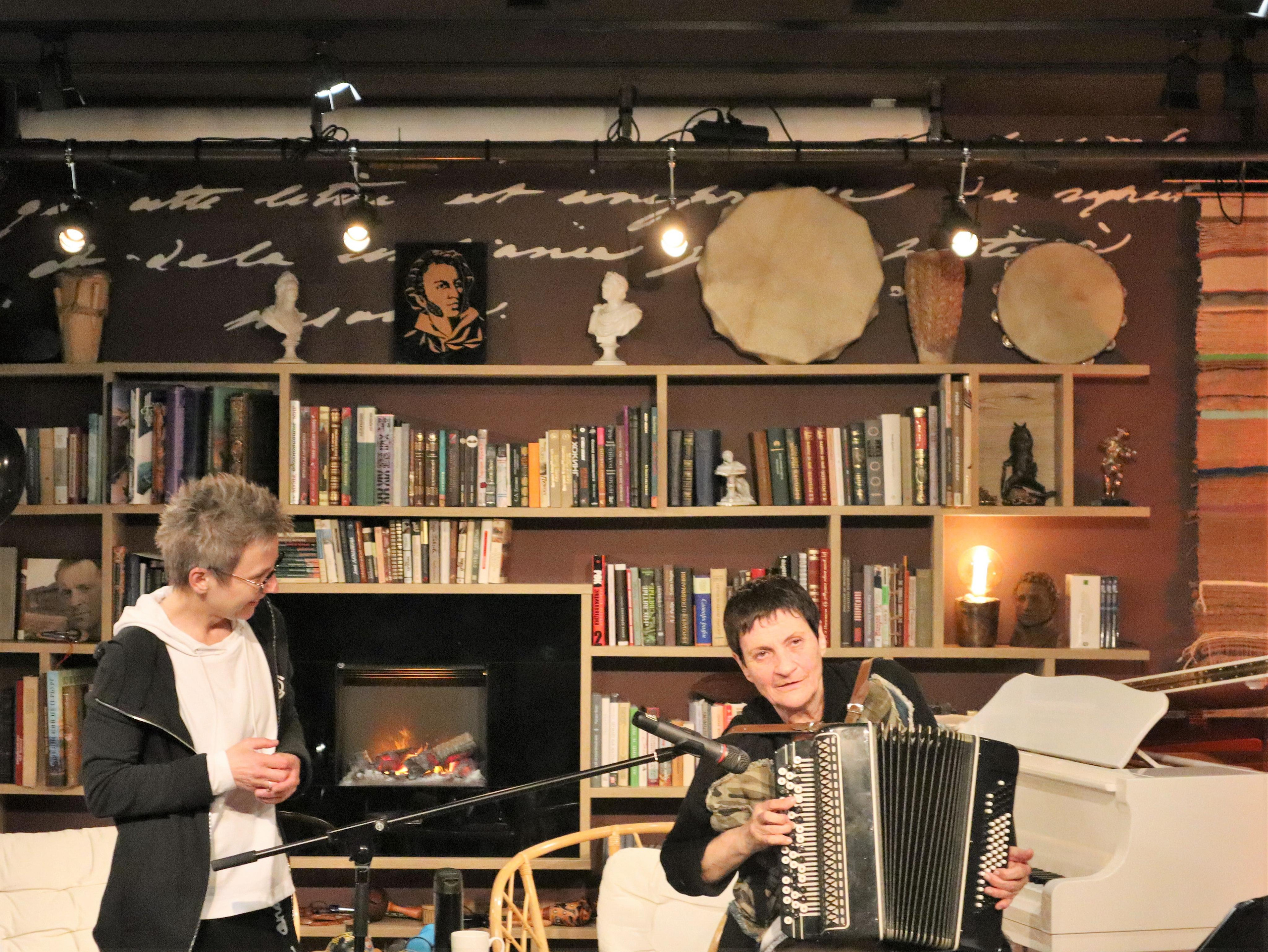 НеКонцерт Кати Шимилевой в арт-пространстве «Пушкин Рядом». Позитивный контент-фотограф в Санкт-Петербурге Мария Устинова