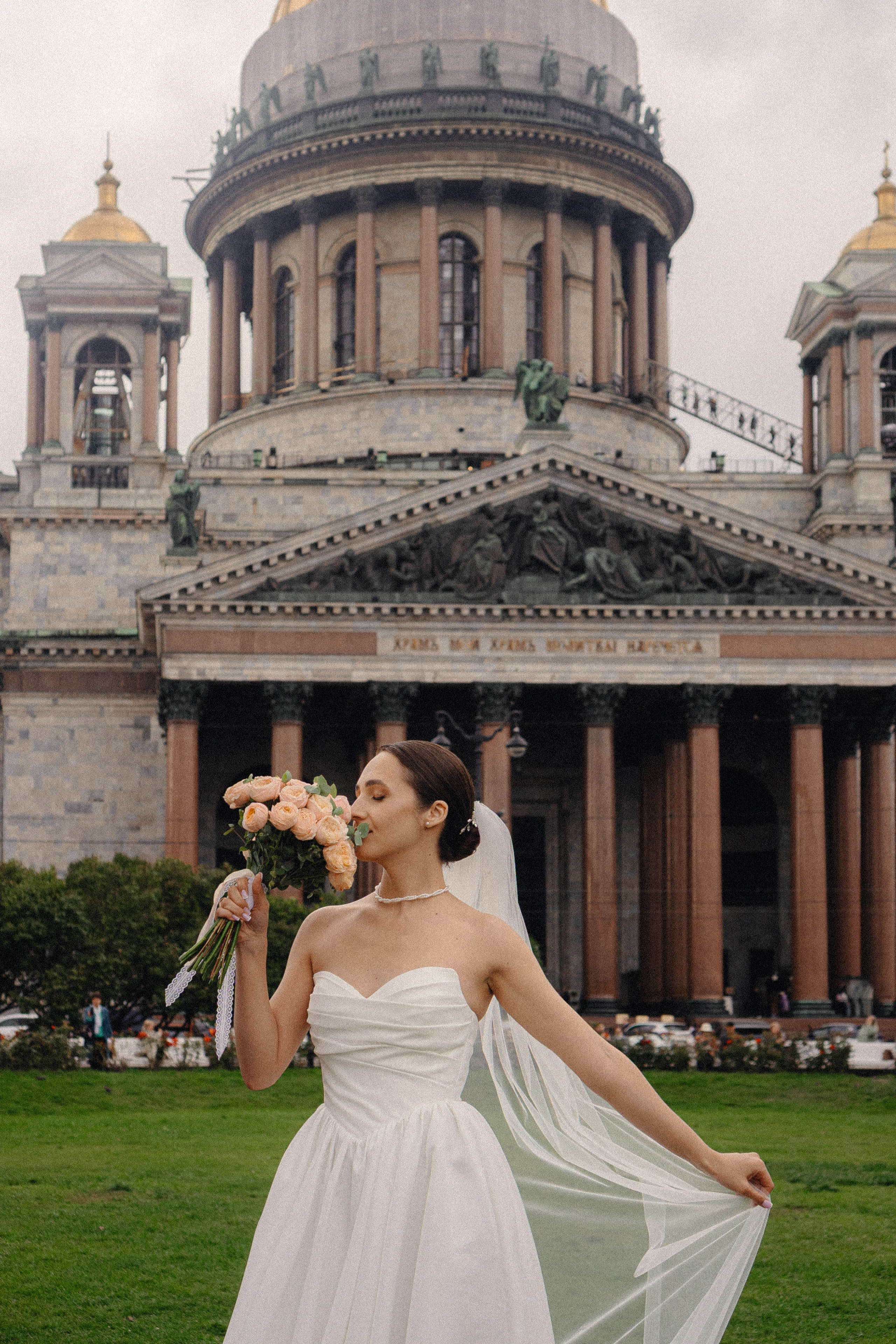 СВАДЕБНАЯ ПРОГУЛКА В САНТК-ПЕТЕРБУРГЕ (ИСАКИЕВСКИЙ СОБОР, ЗИМНЯЯ КАНАВКА, ЭРМИТАЖ И БОЛЬШАЯ МОРСКАЯ УЛИЦА). Профессиональный фотограф, Санкт-Петербург — Виктория Богомолова