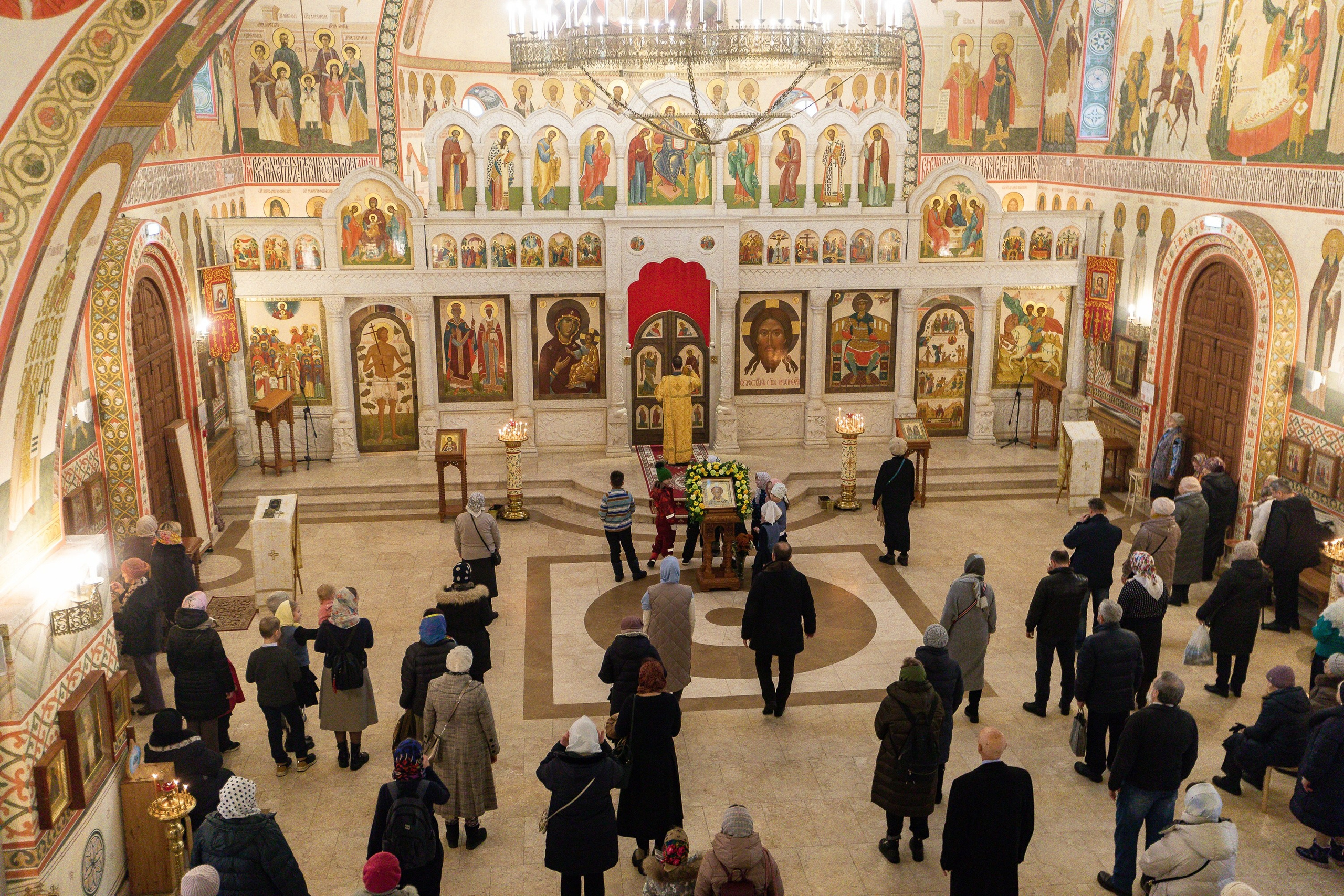 Праздничное богослужение Святителю Николаю 19 декабря. Интерьерный фотограф в Москве Роман Потапов