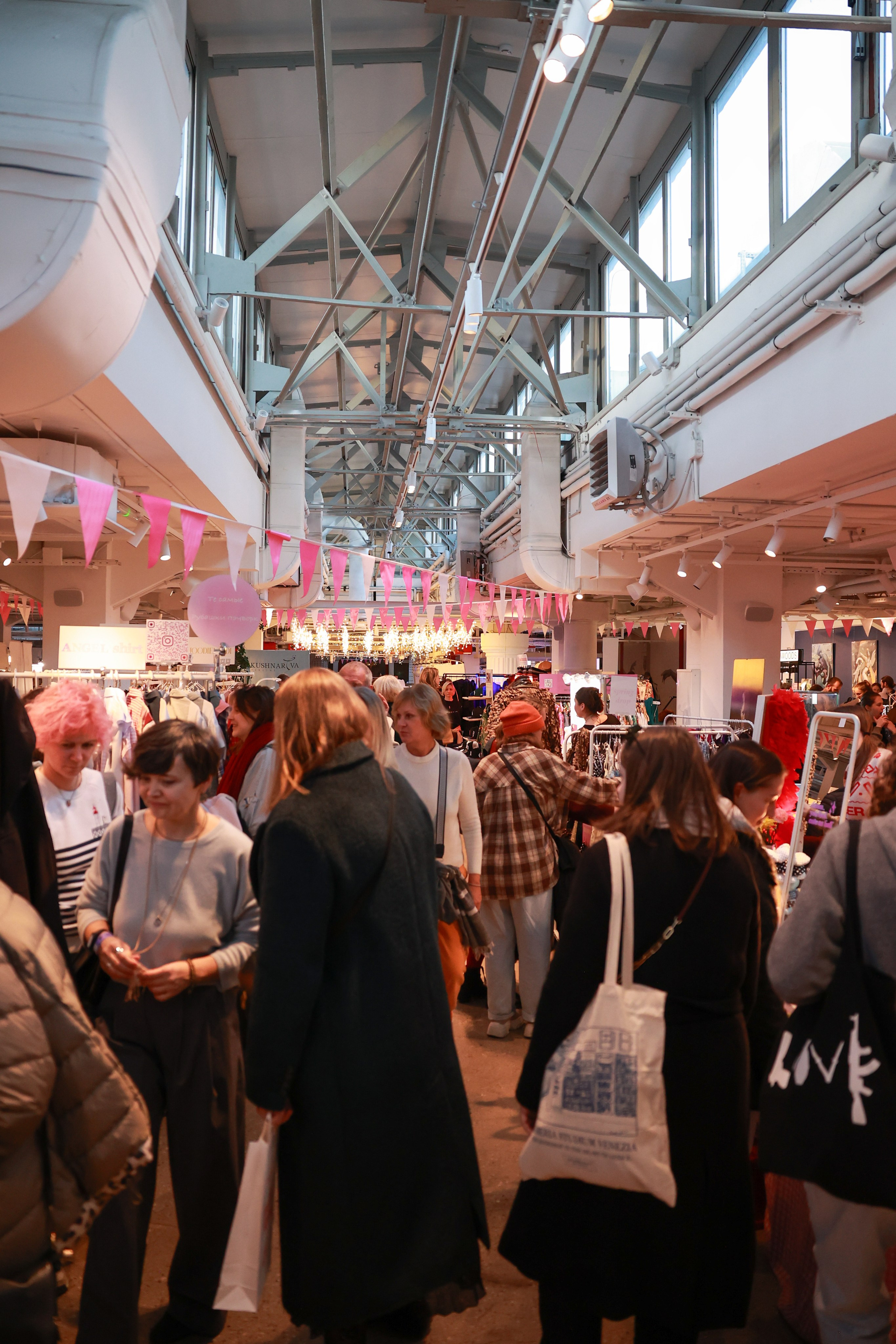 7–8 марта 2025 в пространстве «Три вокзала. Депо» / День 1 / фото Саша Жукова. Фотоотчеты «Ламбада-маркета»