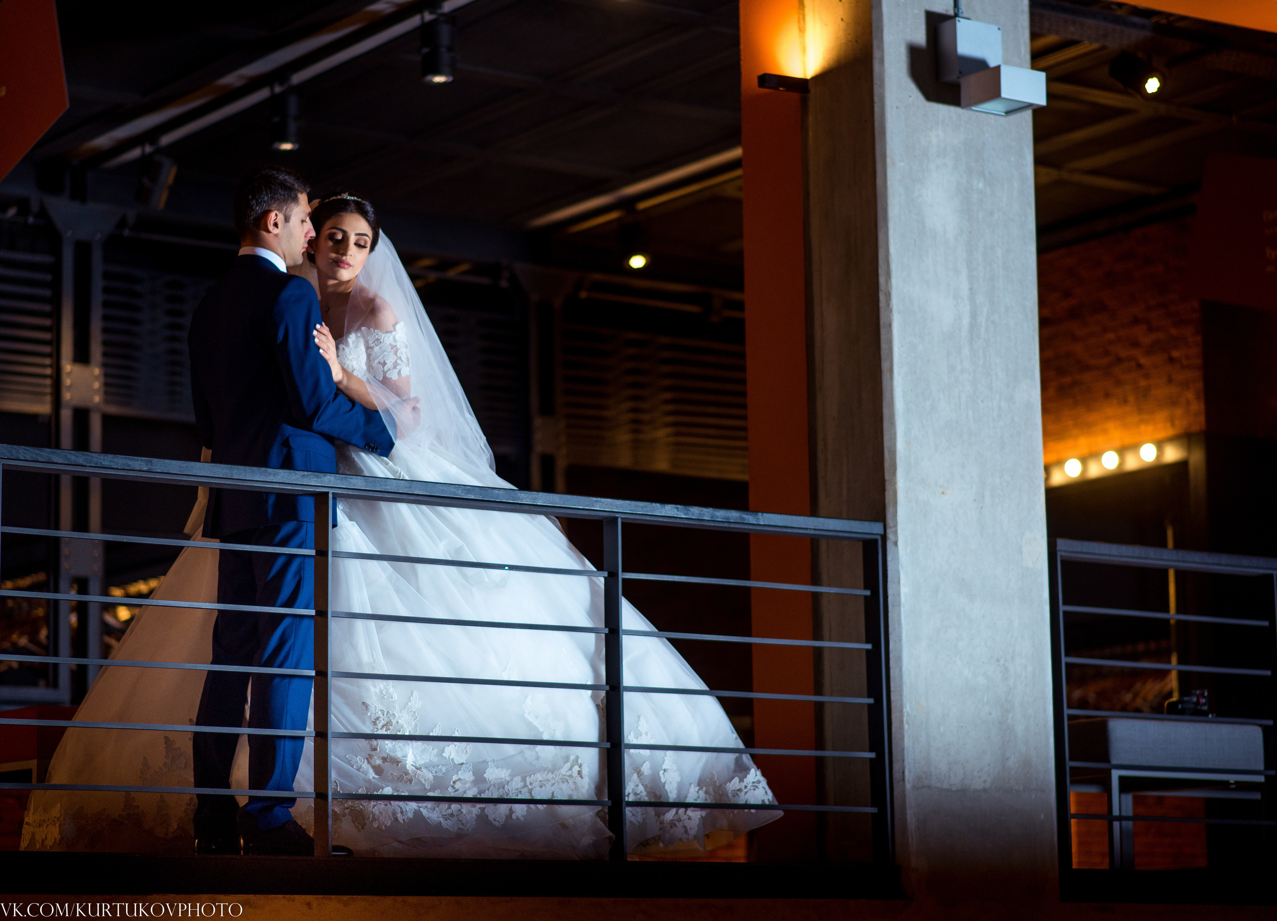 Свадебная фотосессия в Камерном театре. Свадебный и семейный фотограф в Воронеже и за границей