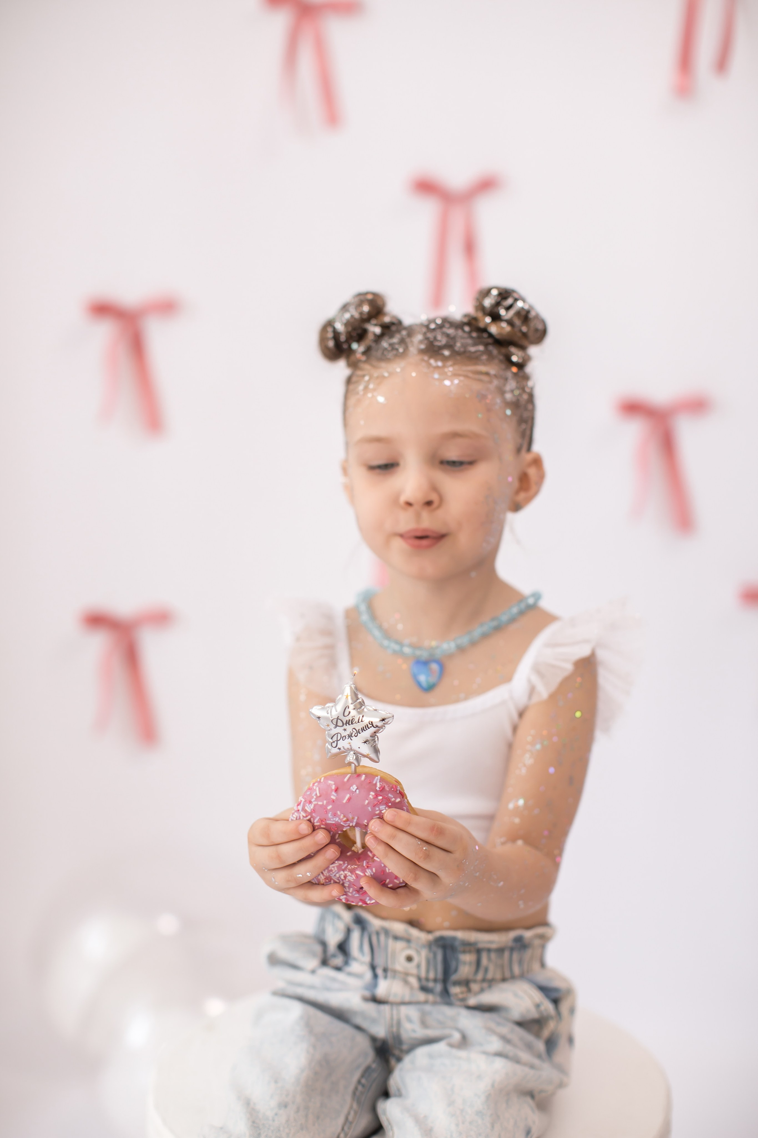 День рождение от 4 до 18 лет (на белом фоне). Детский семейный фотограф на первый годик город Новосибирск Дымова Светлана пакеты всё включено 1-3 года