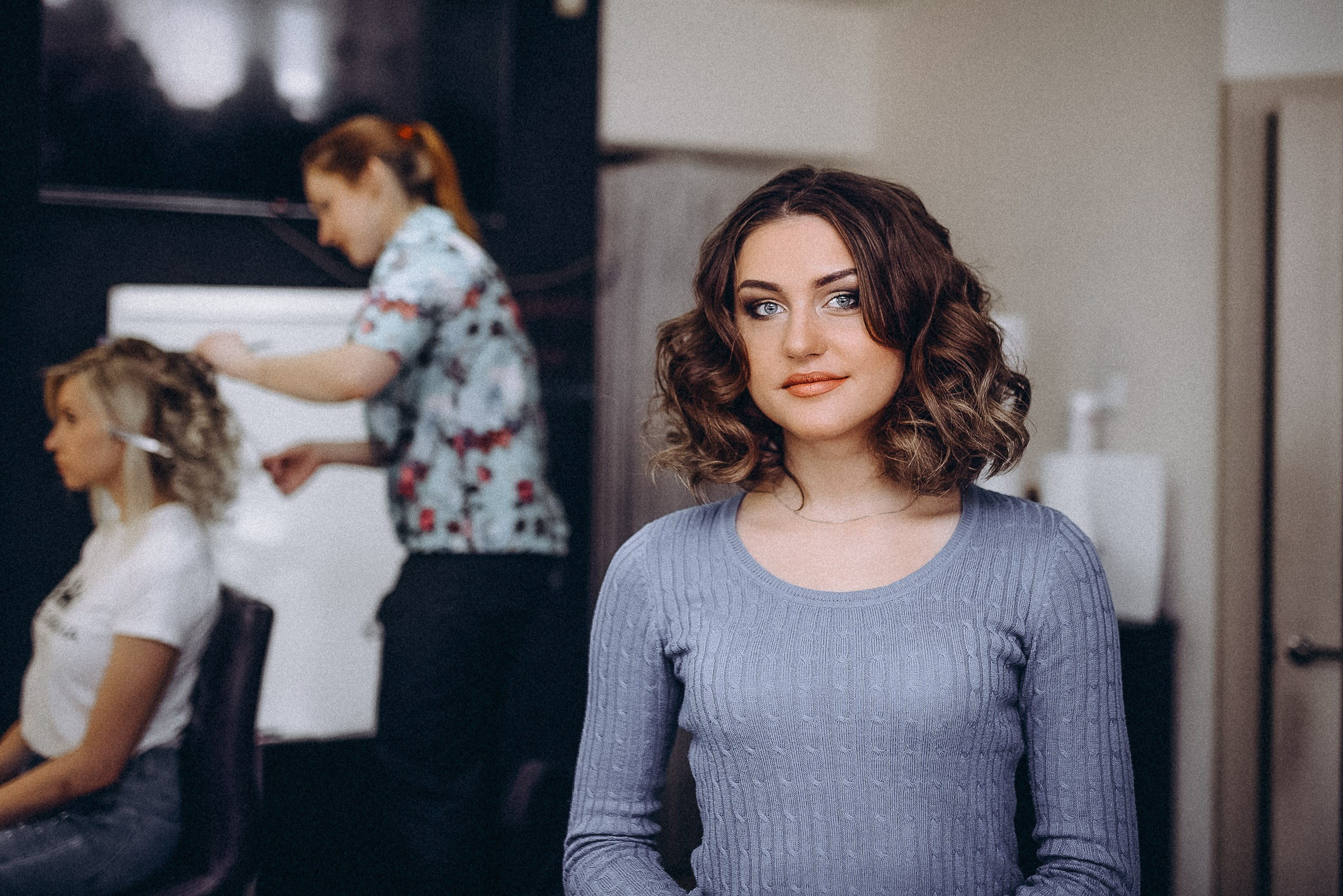 Портрет участницы в интерьере гримерной, подготовка к выходу на сцену, фотограф Василий Дан.