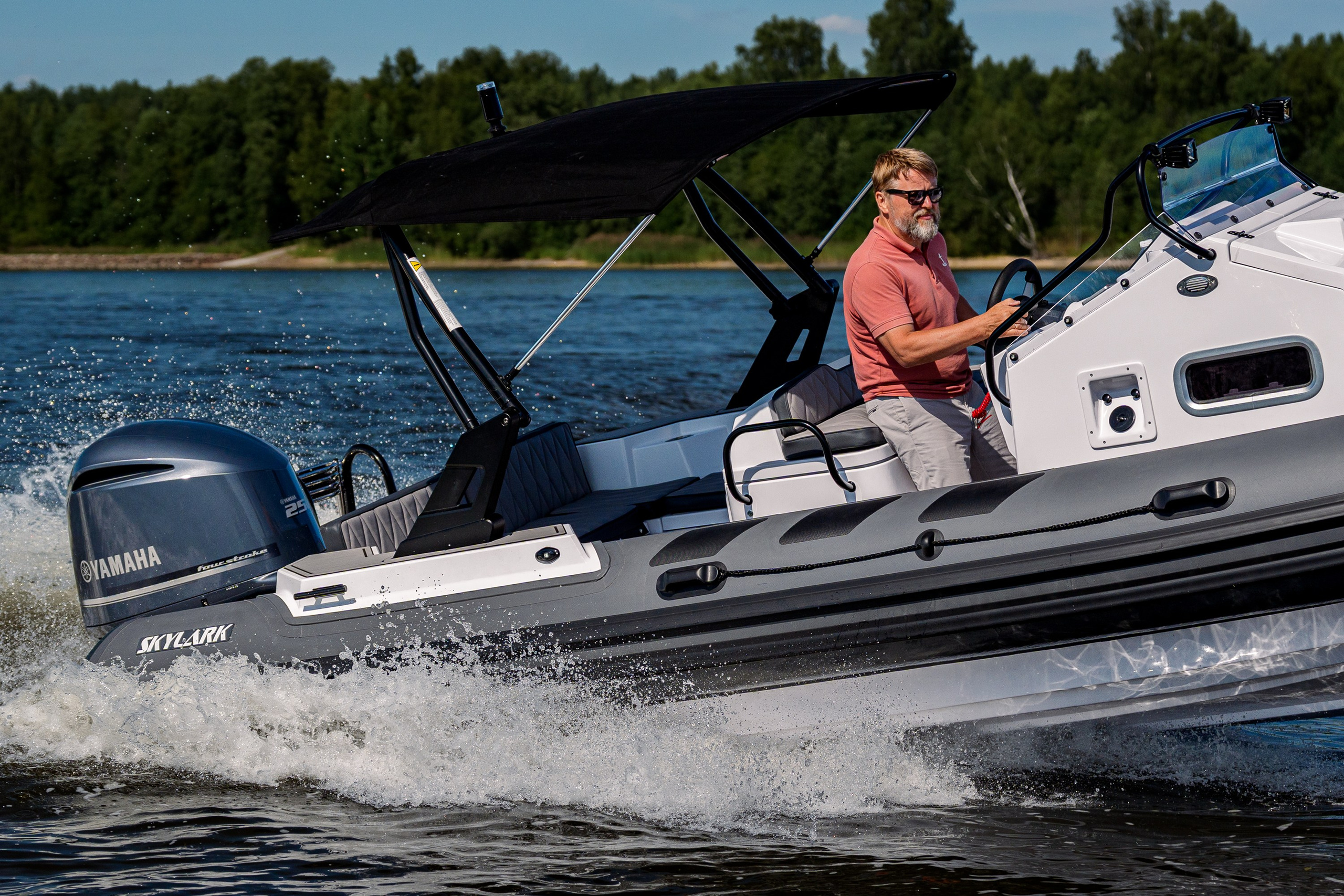 SKYLARK 700 R на скорости с подвесным мотором Yamaha