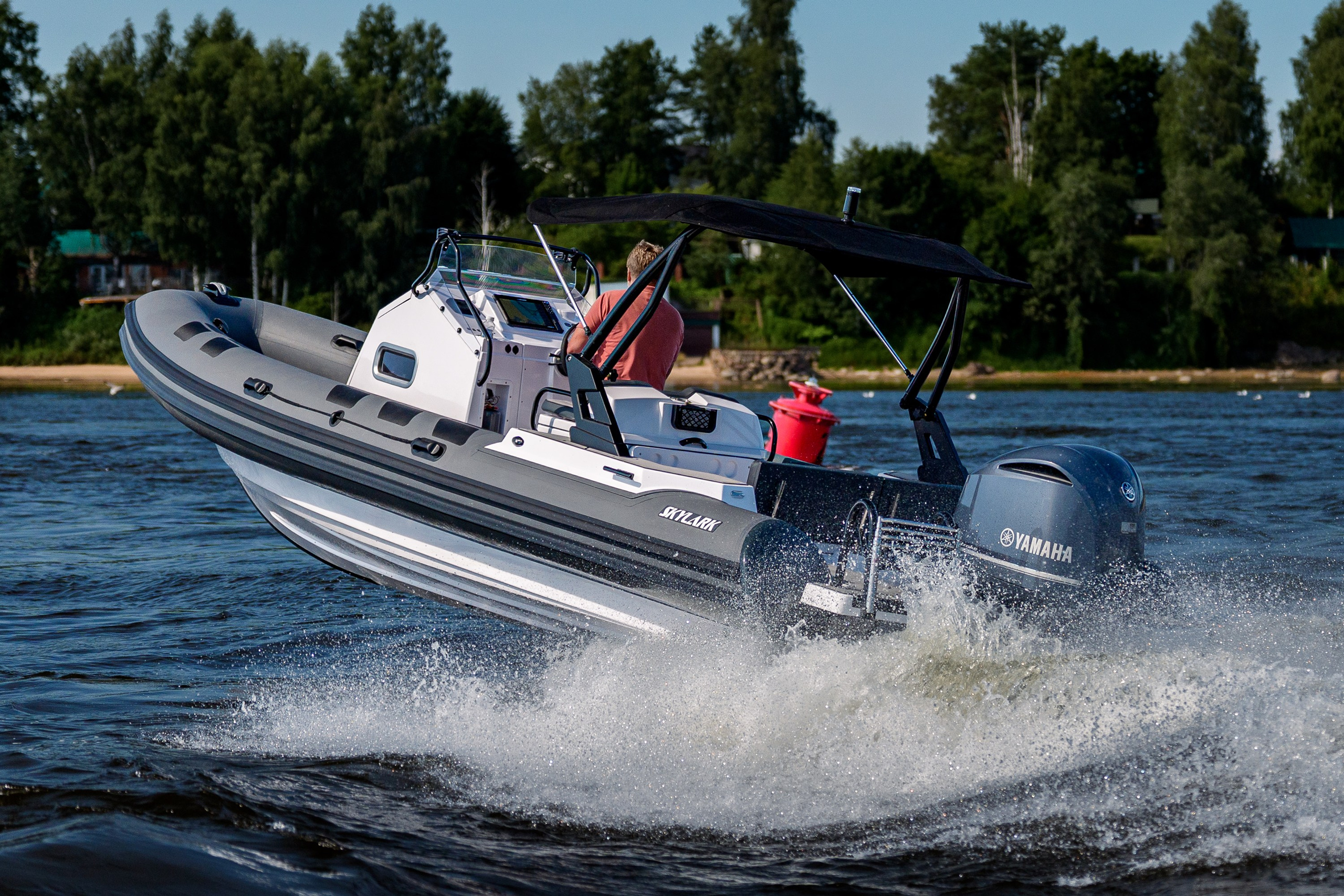 SKYLARK 700 R на скорости, вид с кормового борта