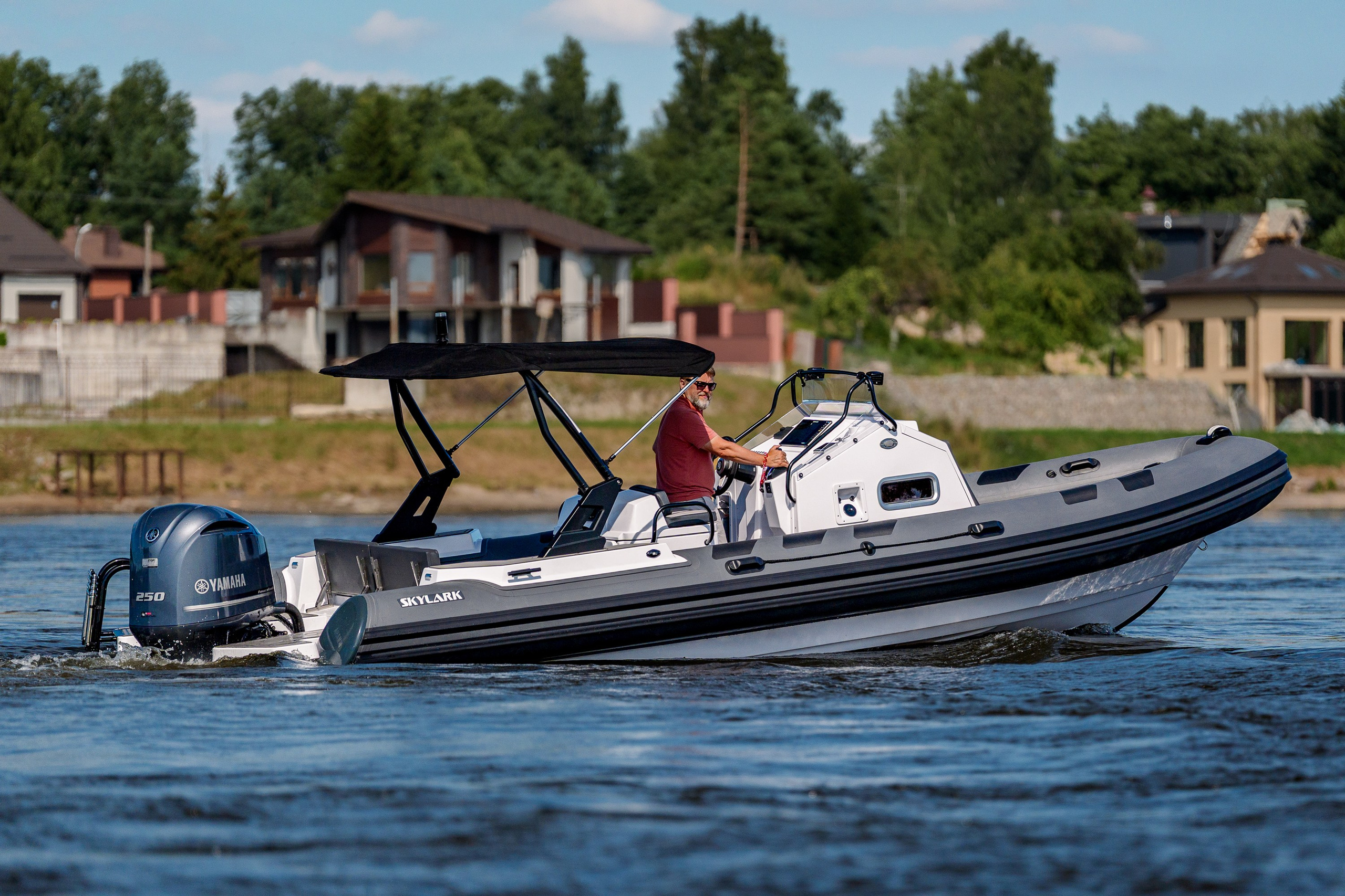Лодка SKYLARK 700 R идёт по воде в профиль