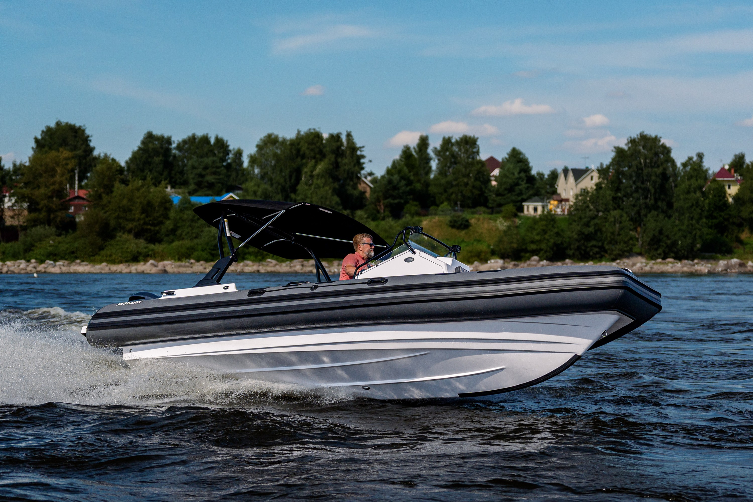 SKYLARK 700 R на глиссировании, боковой вид корпуса