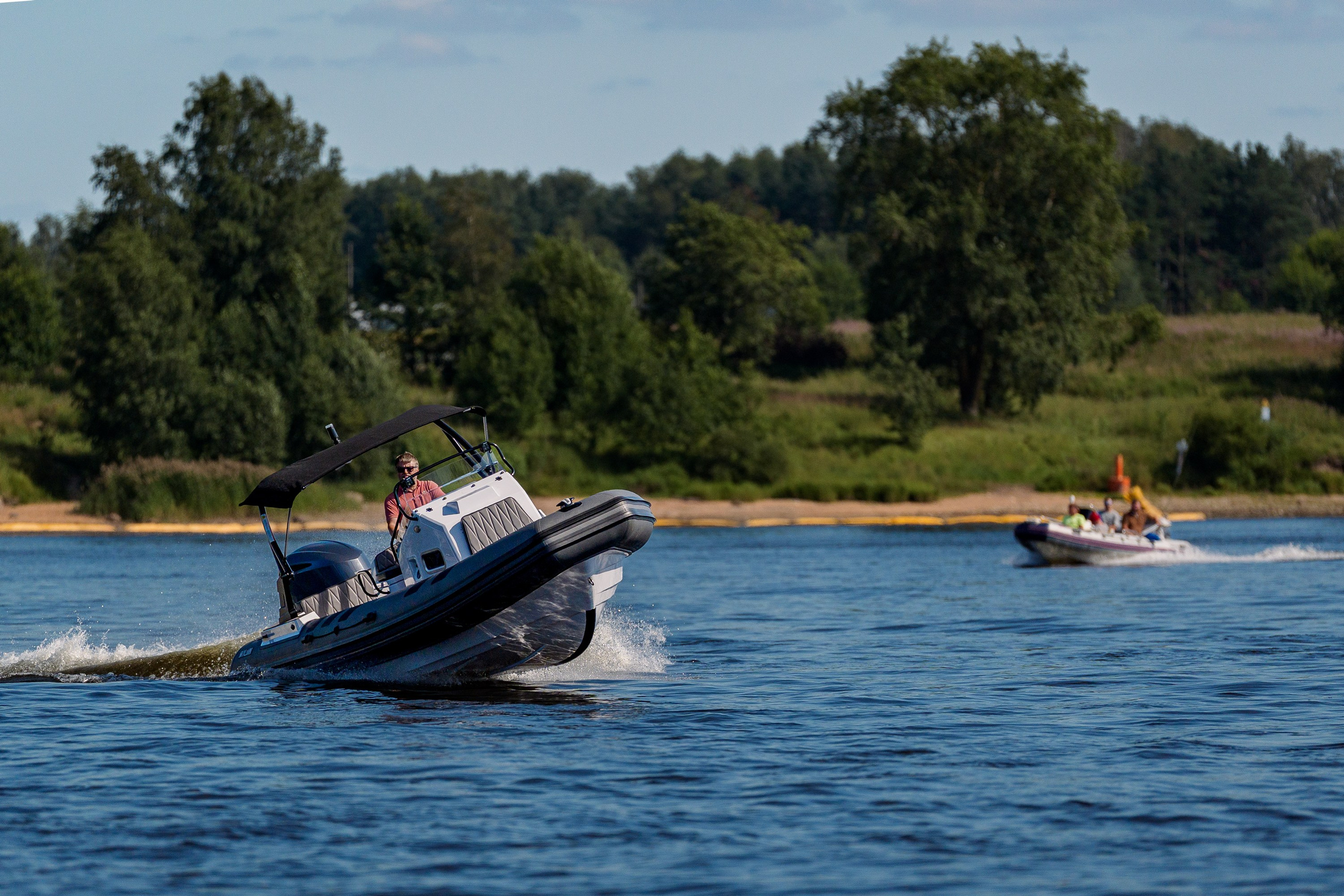 SKYLARK 700 R проходит скоростной поворот на воде